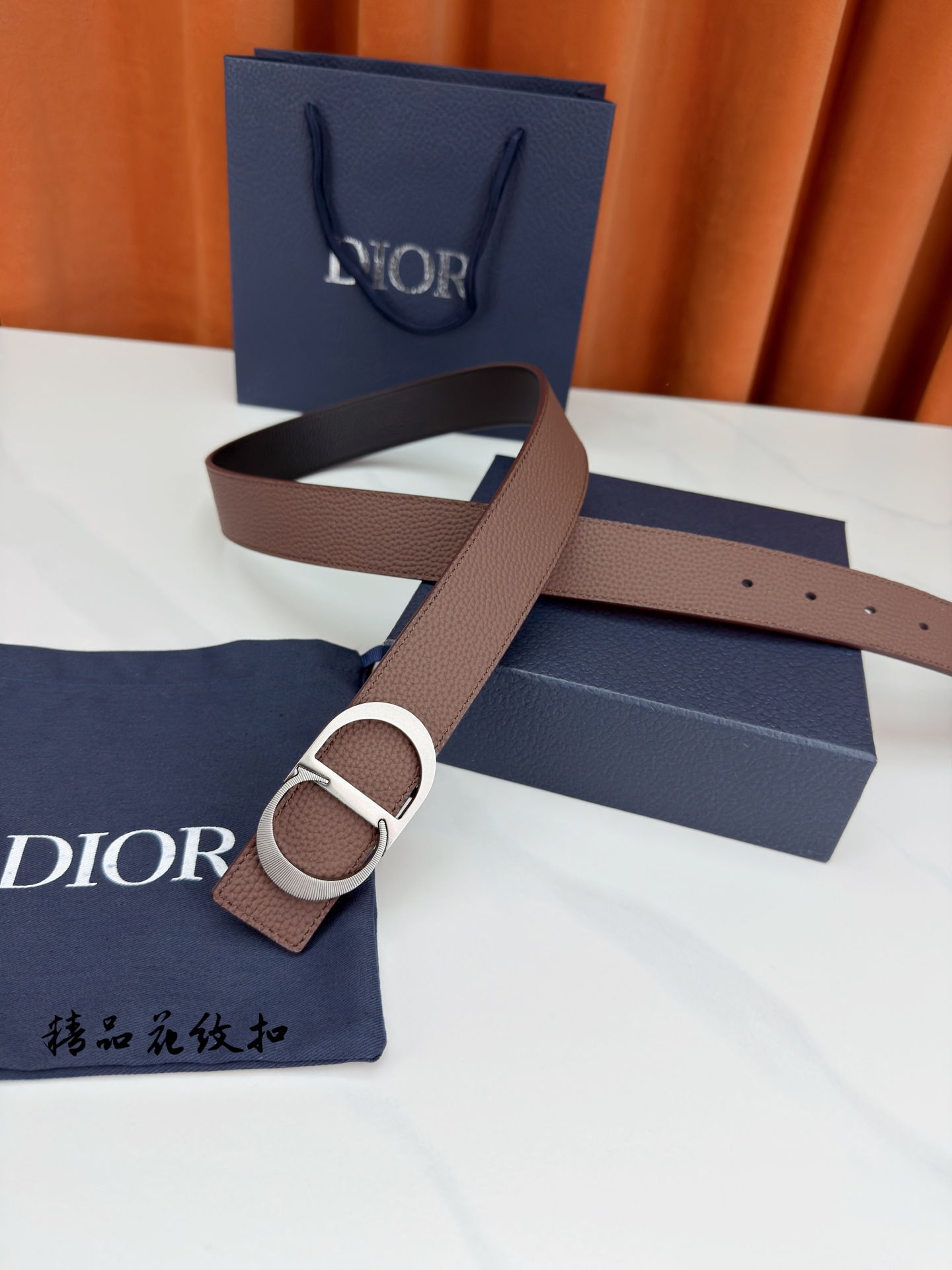 DIOR 3.5cm经典宽度，正装休闲皆宜。一面深棕一面极简纯黑，CD金属扣细节彰显品味。一带两用，从容
