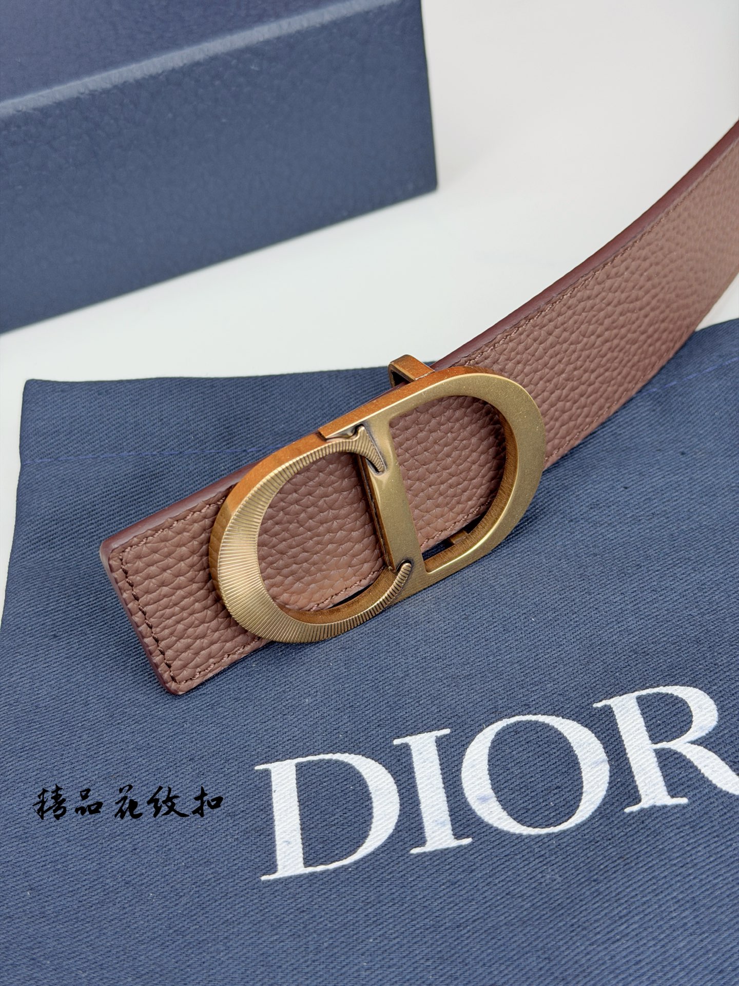 DIOR 3.5cm经典宽度，正装休闲皆宜。一面深棕一面极简纯黑，CD金属扣细节彰显品味。一带两用，从容