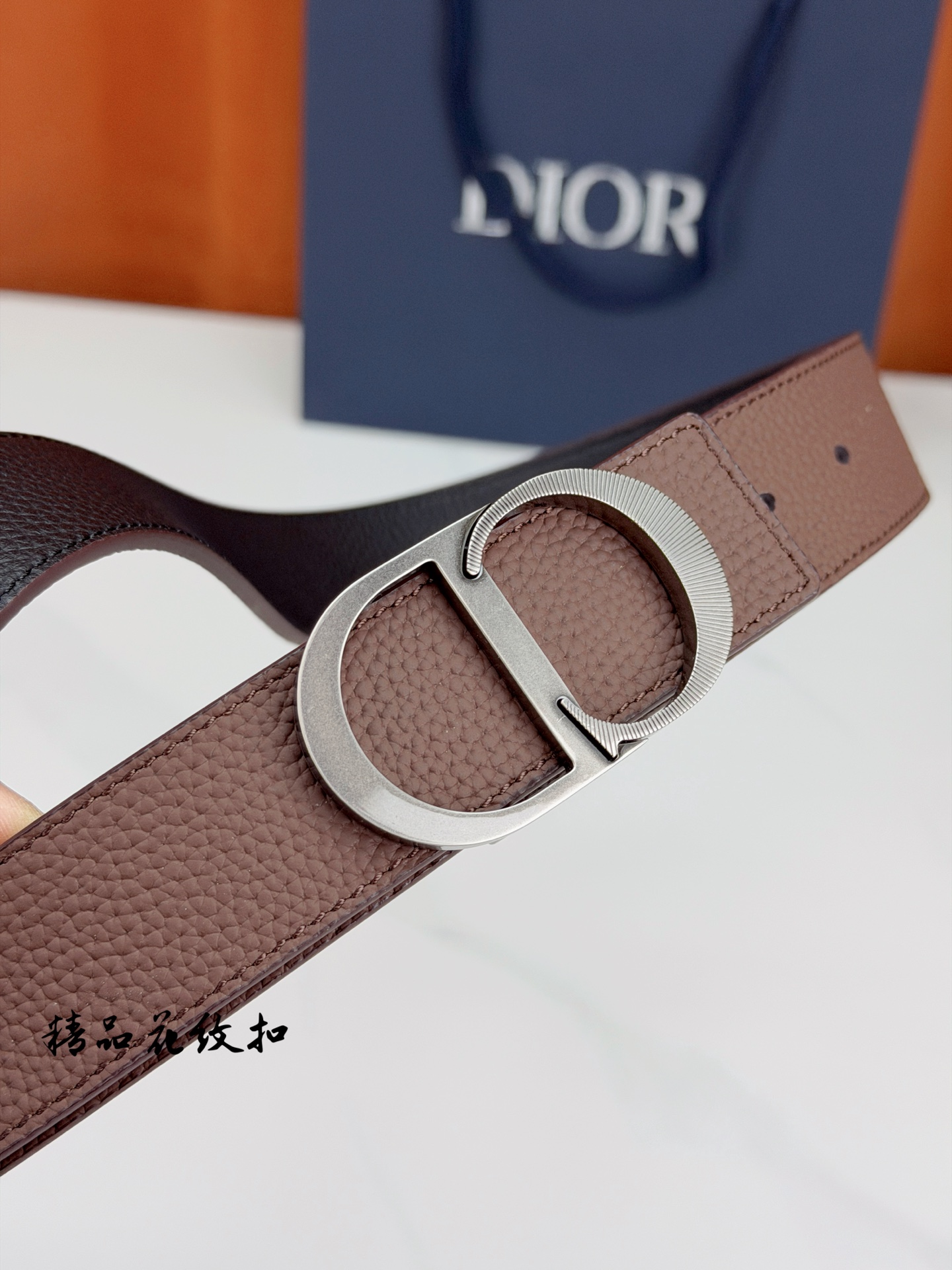 DIOR 3.5cm经典宽度，正装休闲皆宜。一面深棕一面极简纯黑，CD金属扣细节彰显品味。一带两用，从容