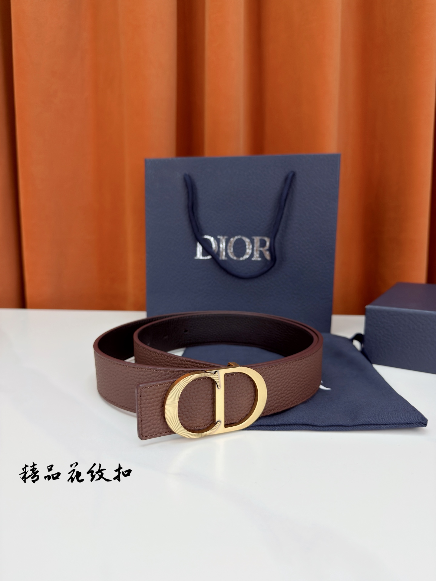 DIOR 3.5cm经典宽度，正装休闲皆宜。一面深棕一面极简纯黑，CD金属扣细节彰显品味。一带两用，从容