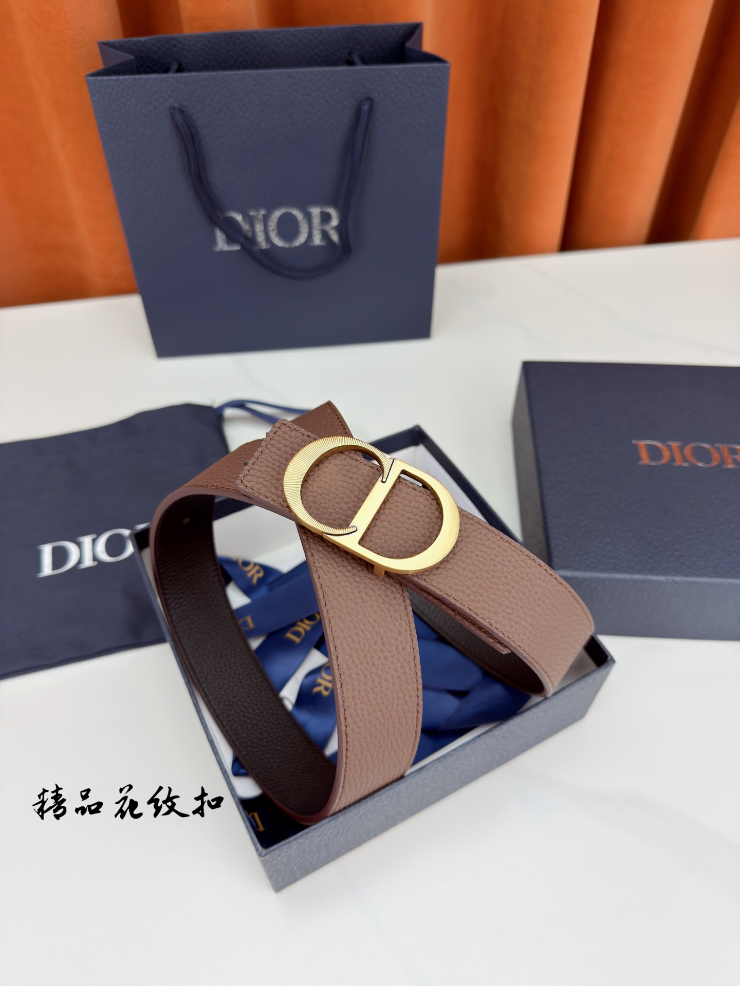 DIOR 3.5cm经典宽度，正装休闲皆宜。一面深棕一面极简纯黑，CD金属扣细节彰显品味。一带两用，从容