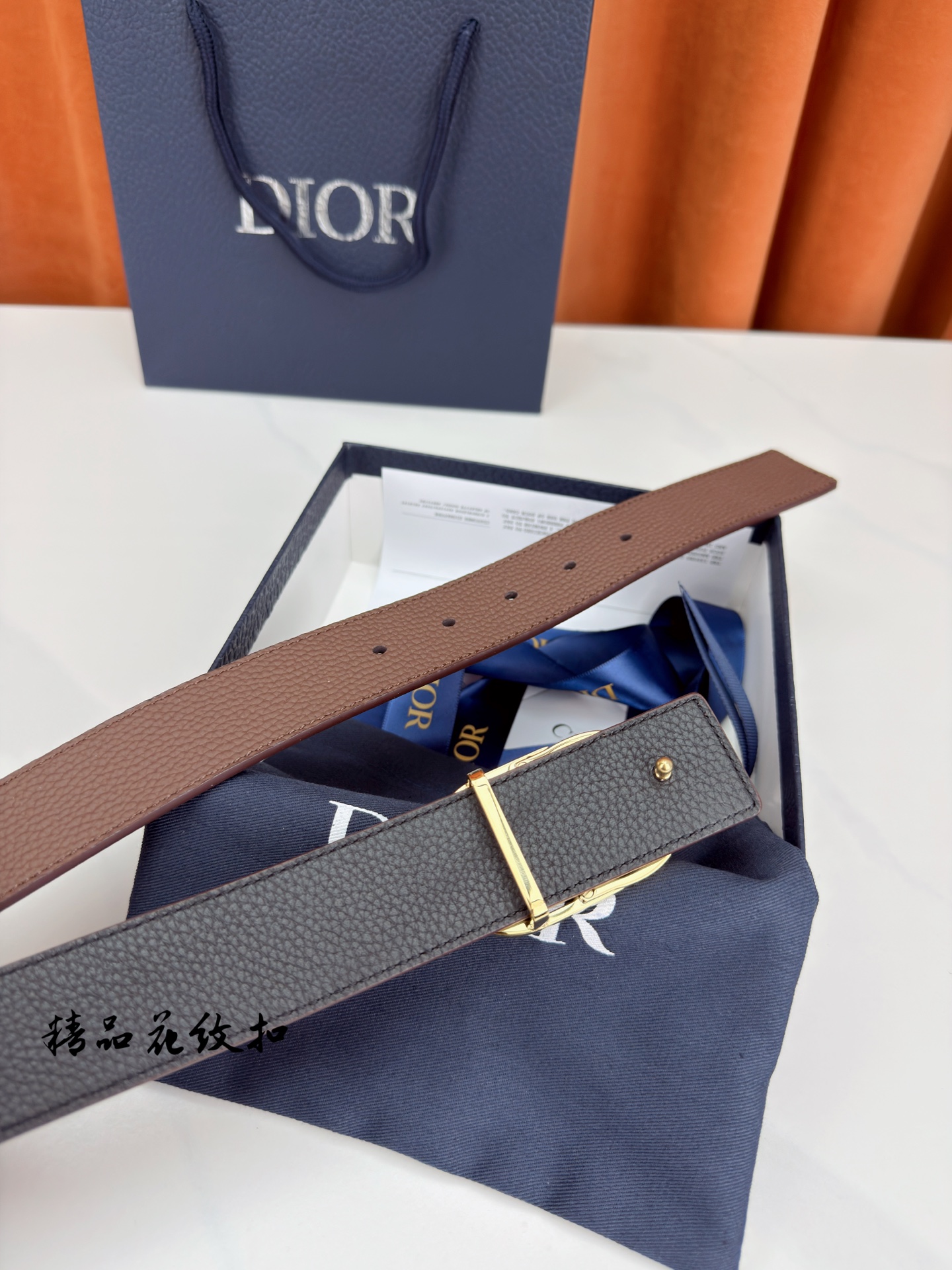 DIOR 3.5cm经典宽度，正装休闲皆宜。一面深棕一面极简纯黑，CD金属扣细节彰显品味。一带两用，从容