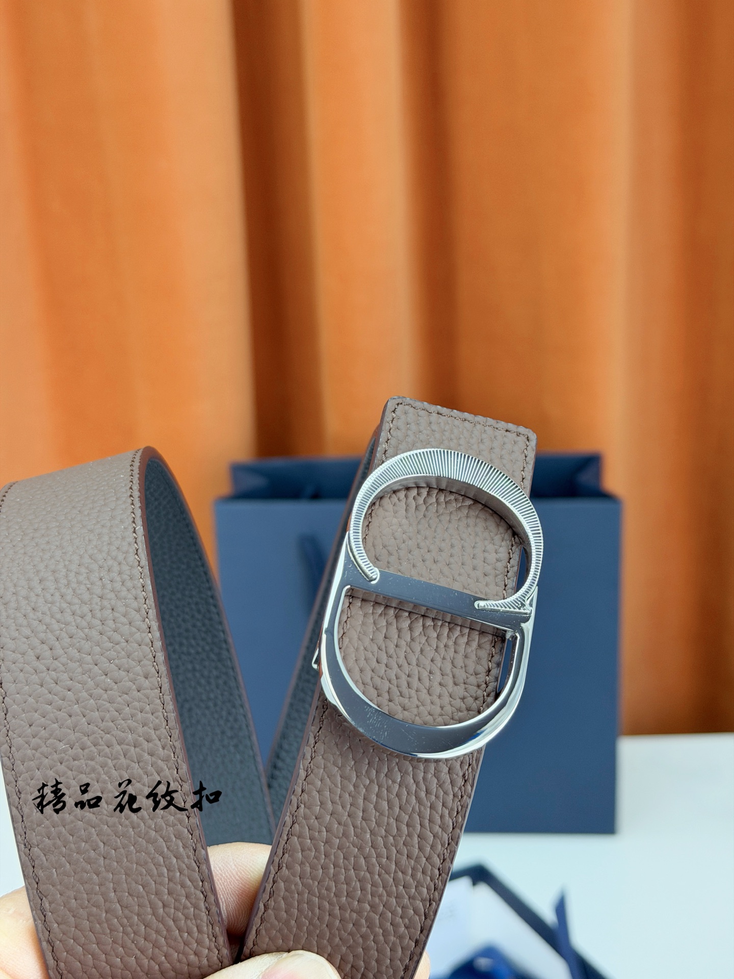 DIOR 3.5cm经典宽度，正装休闲皆宜。一面深棕一面极简纯黑，CD金属扣细节彰显品味。一带两用，从容