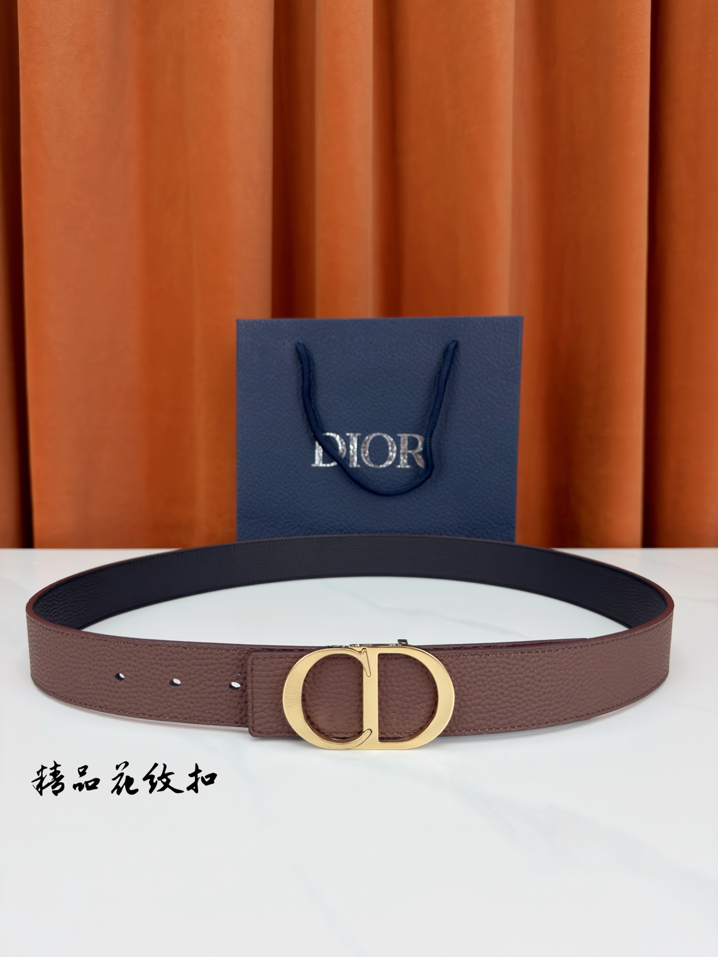 DIOR 3.5cm经典宽度，正装休闲皆宜。一面深棕一面极简纯黑，CD金属扣细节彰显品味。一带两用，从容