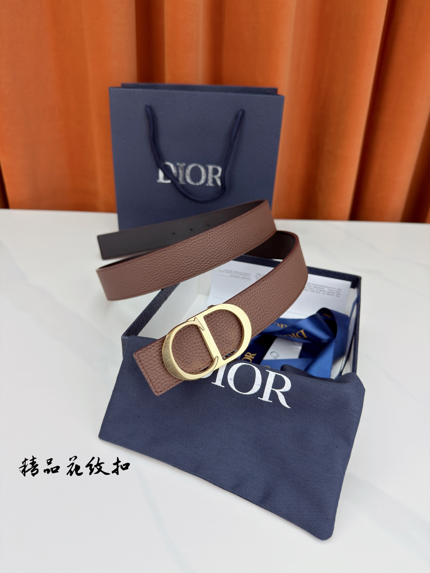 DIOR 3.5cm经典宽度，正装休闲皆宜。一面深棕一面极简纯黑，CD金属扣细节彰显品味。一带两用，从容