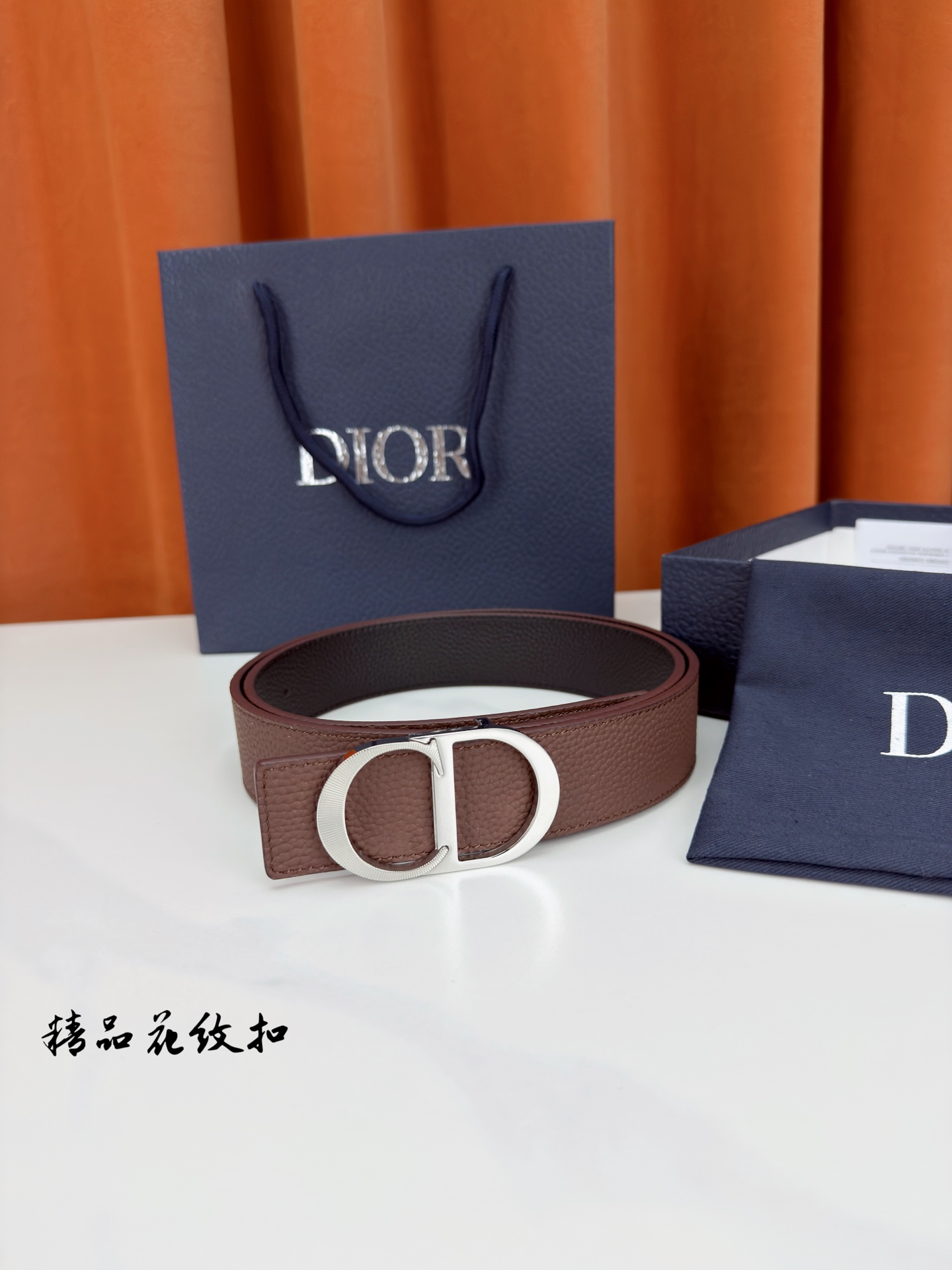 DIOR 3.5cm经典宽度，正装休闲皆宜。一面深棕一面极简纯黑，CD金属扣细节彰显品味。一带两用，从容