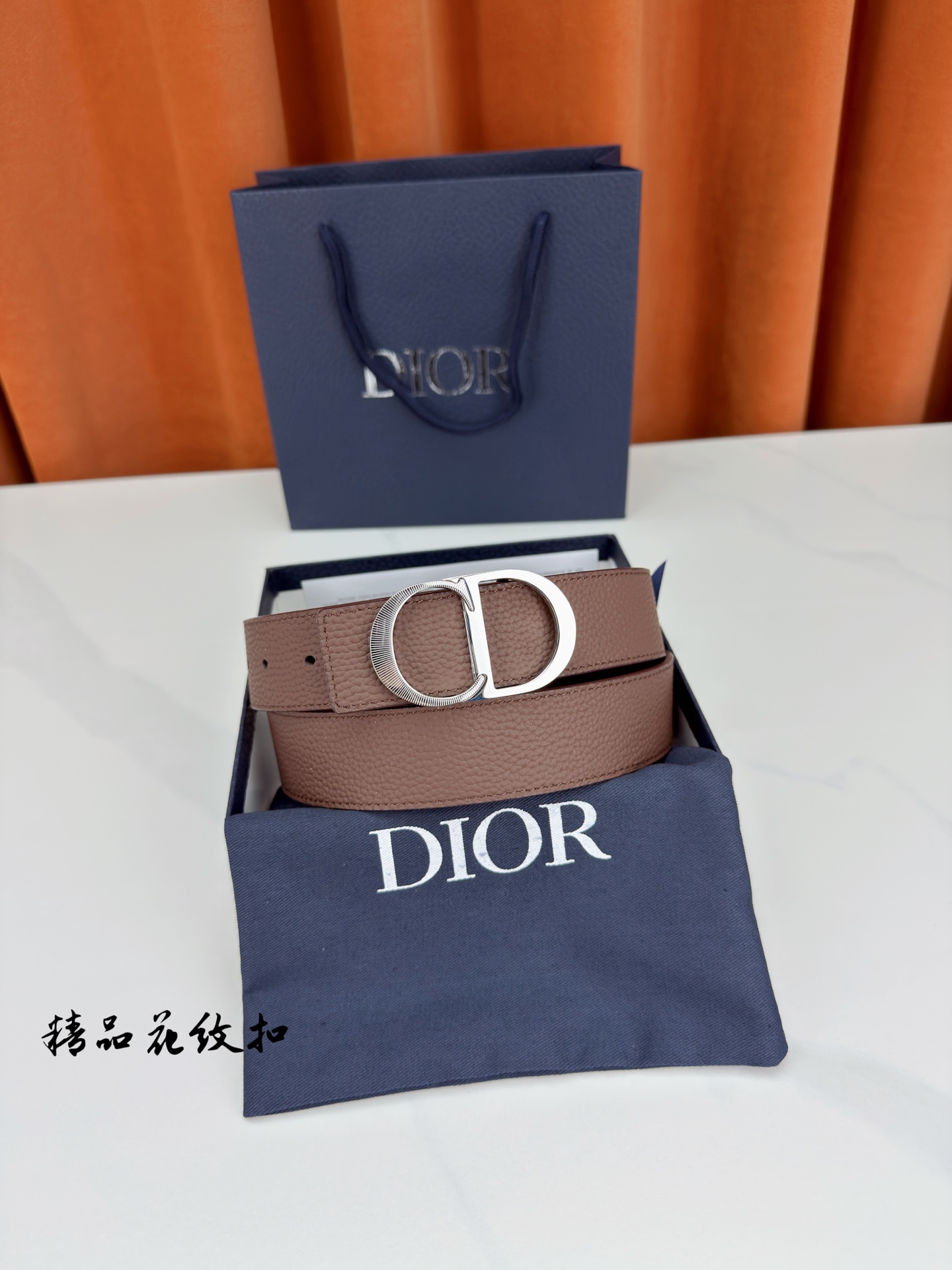 DIOR 3.5cm经典宽度，正装休闲皆宜。一面深棕一面极简纯黑，CD金属扣细节彰显品味。一带两用，从容