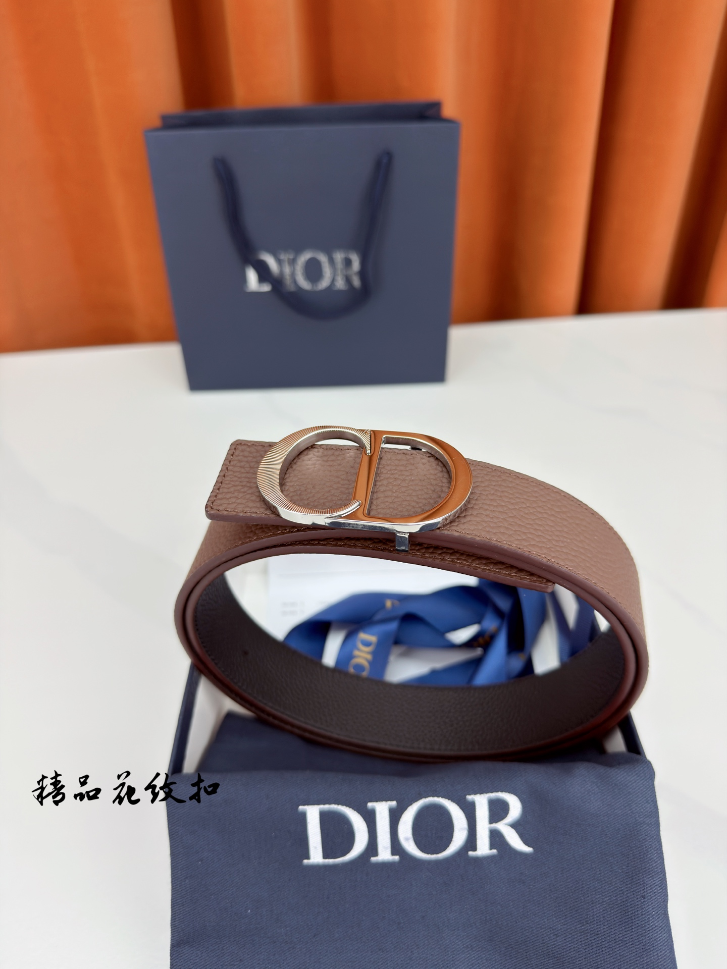 DIOR 3.5cm经典宽度，正装休闲皆宜。一面深棕一面极简纯黑，CD金属扣细节彰显品味。一带两用，从容