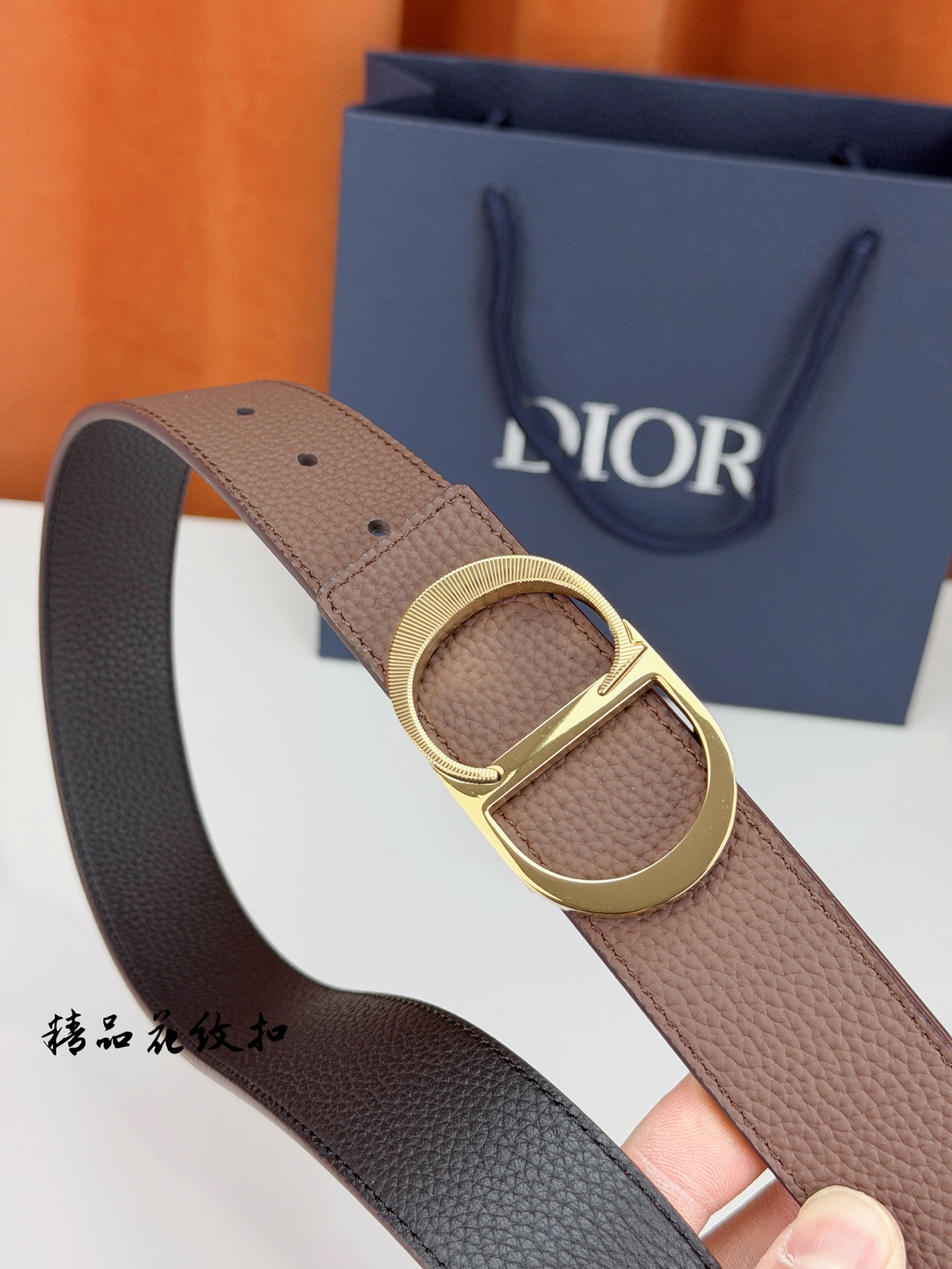 DIOR 3.5cm经典宽度，正装休闲皆宜。一面深棕一面极简纯黑，CD金属扣细节彰显品味。一带两用，从容