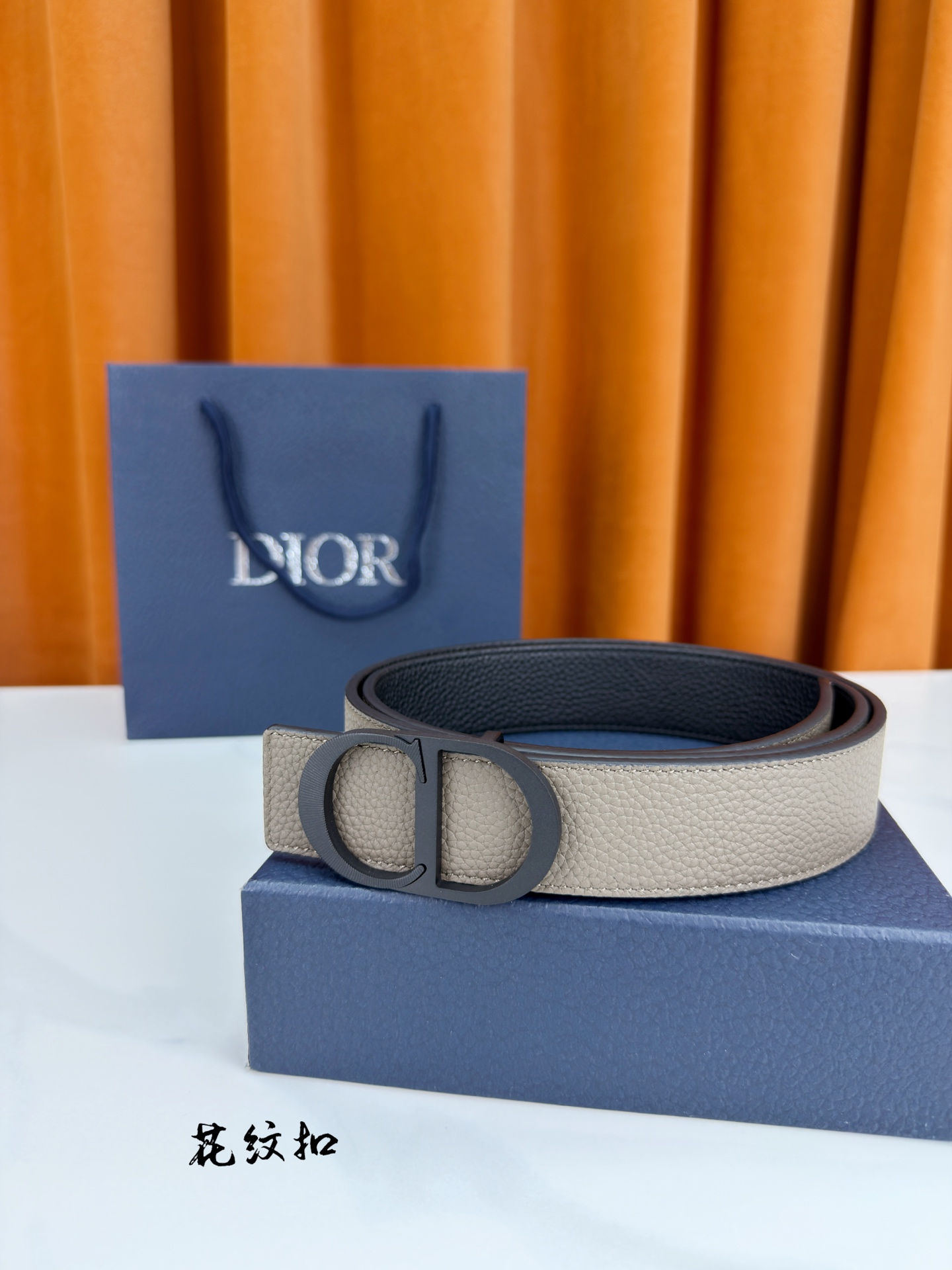 DIOR 3.5cm经典宽度，正装休闲皆宜。一面卡色 一面极简纯黑，CD金属扣细节彰显品味。一带两用，从