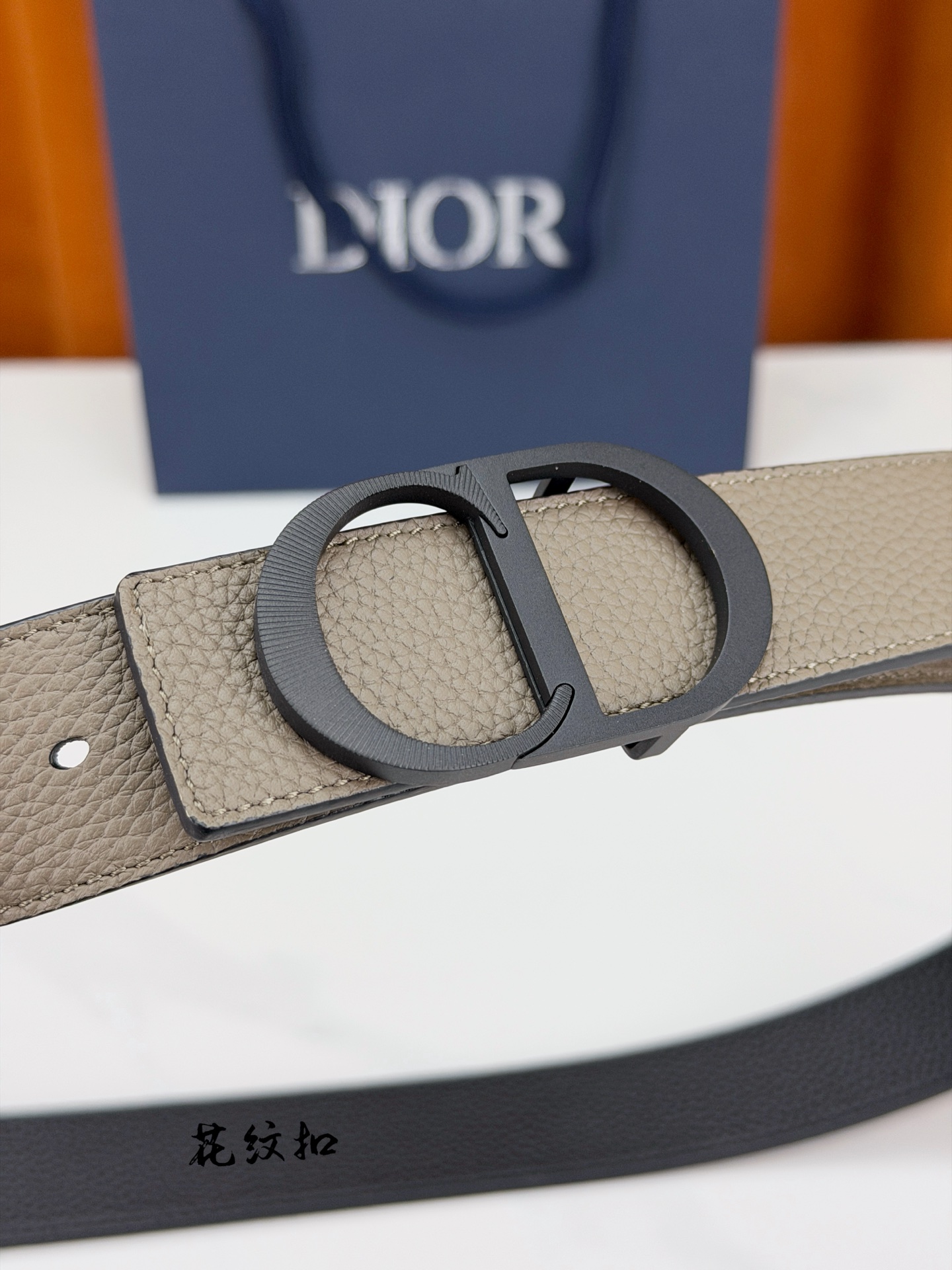 DIOR 3.5cm经典宽度，正装休闲皆宜。一面卡色 一面极简纯黑，CD金属扣细节彰显品味。一带两用，从