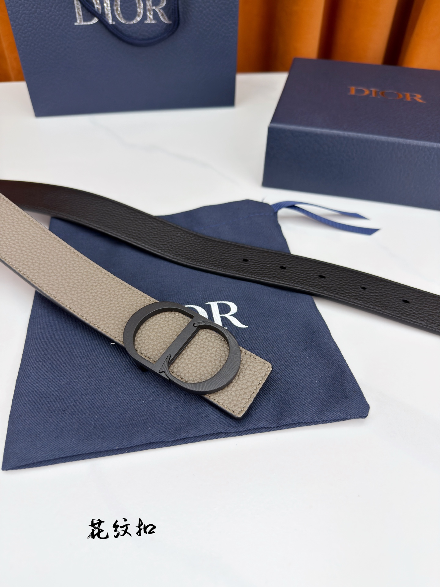 DIOR 3.5cm经典宽度，正装休闲皆宜。一面卡色 一面极简纯黑，CD金属扣细节彰显品味。一带两用，从