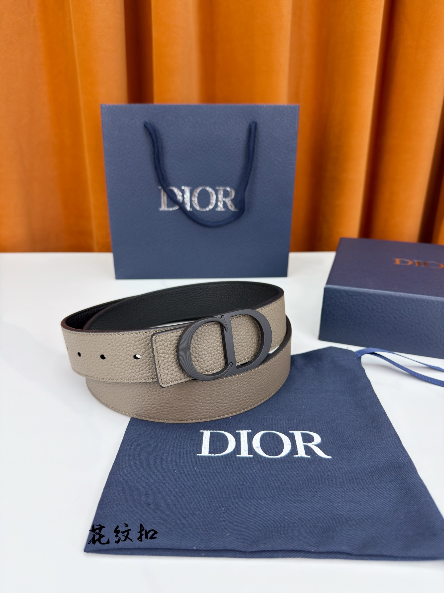 DIOR 3.5cm经典宽度，正装休闲皆宜。一面卡色 一面极简纯黑，CD金属扣细节彰显品味。一带两用，从