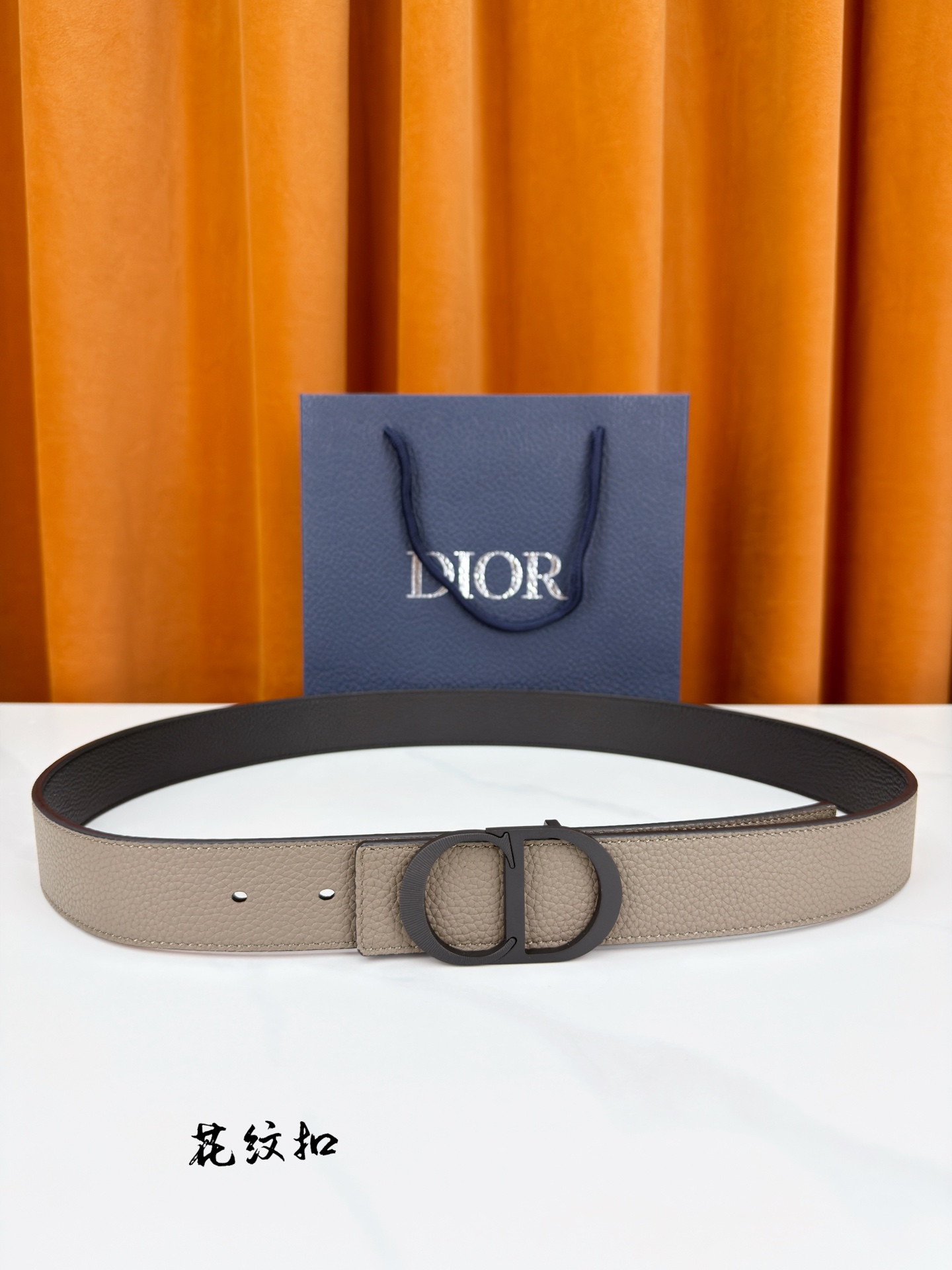 DIOR 3.5cm经典宽度，正装休闲皆宜。一面卡色 一面极简纯黑，CD金属扣细节彰显品味。一带两用，从