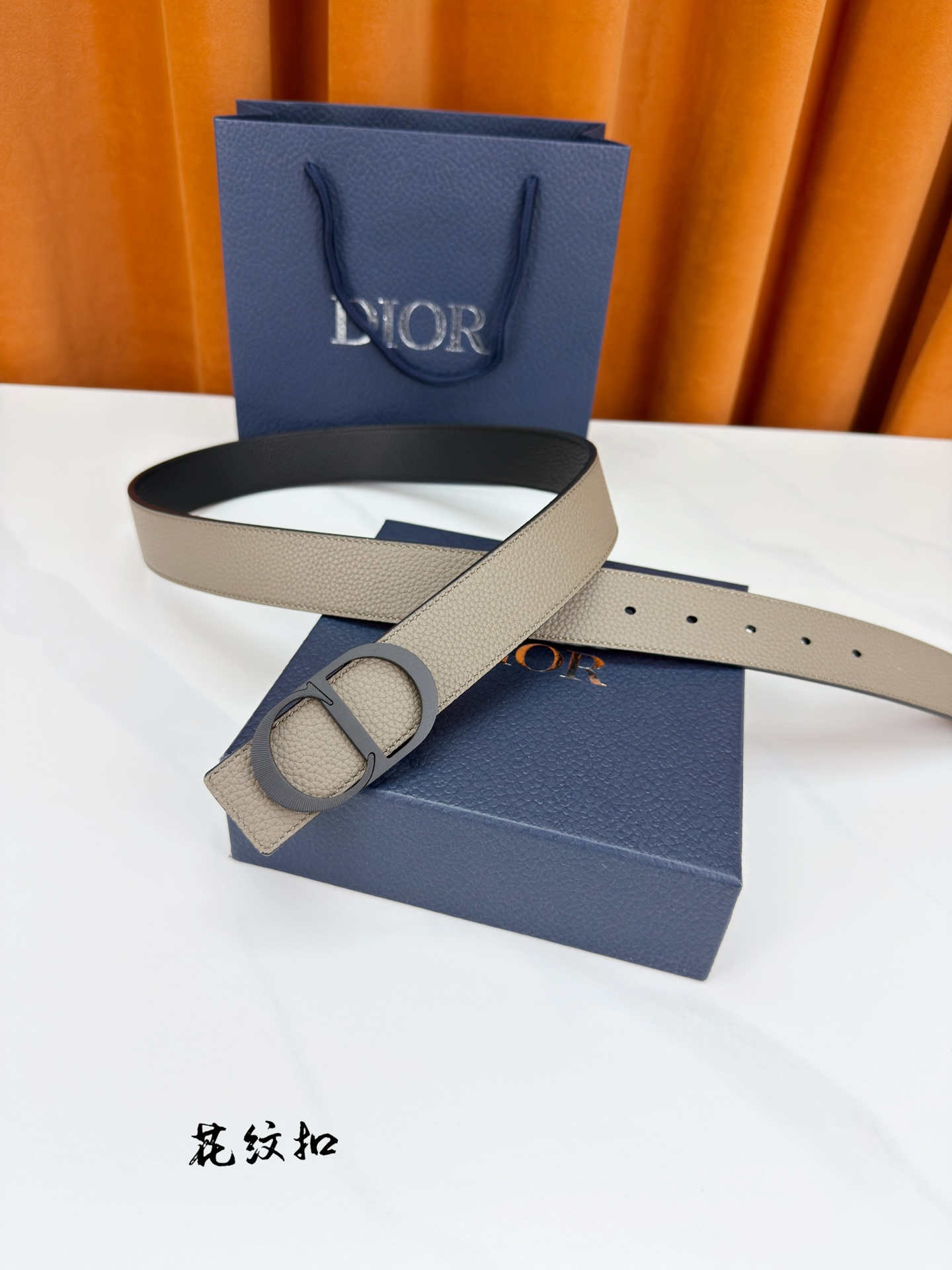 DIOR 3.5cm经典宽度，正装休闲皆宜。一面卡色 一面极简纯黑，CD金属扣细节彰显品味。一带两用，从