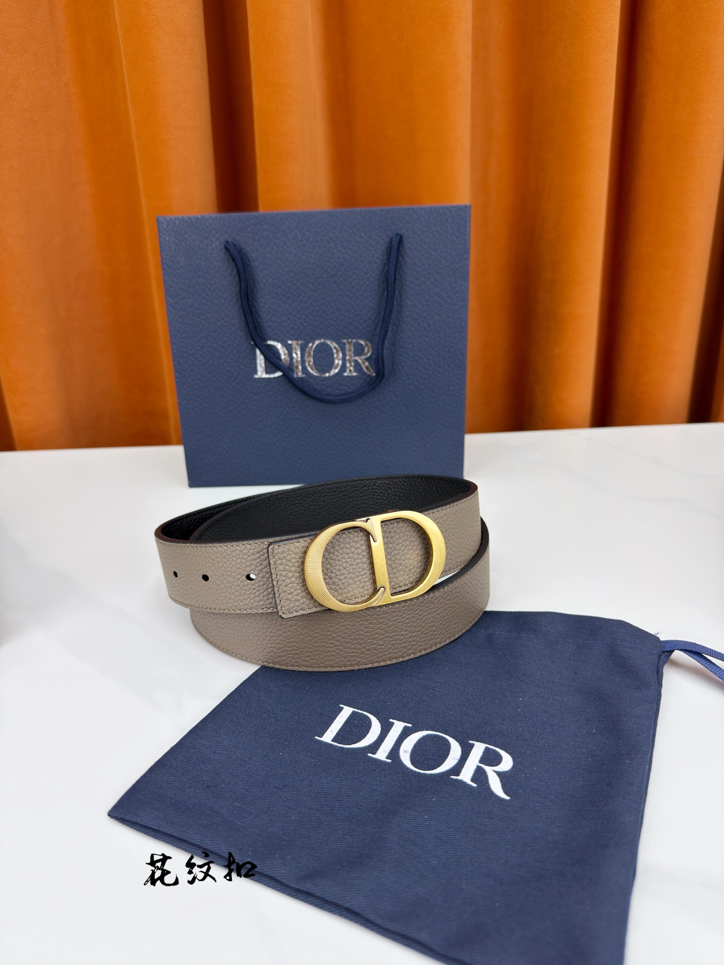 DIOR 3.5cm经典宽度，正装休闲皆宜。一面卡色 一面极简纯黑，CD金属扣细节彰显品味。一带两用，从