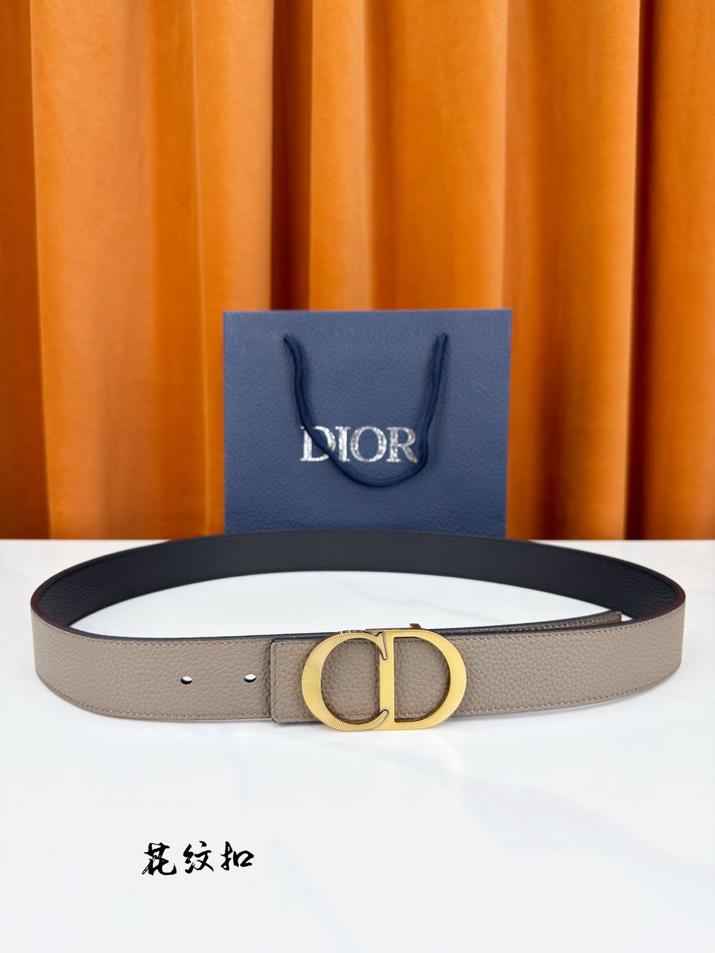 DIOR 3.5cm经典宽度，正装休闲皆宜。一面卡色 一面极简纯黑，CD金属扣细节彰显品味。一带两用，从