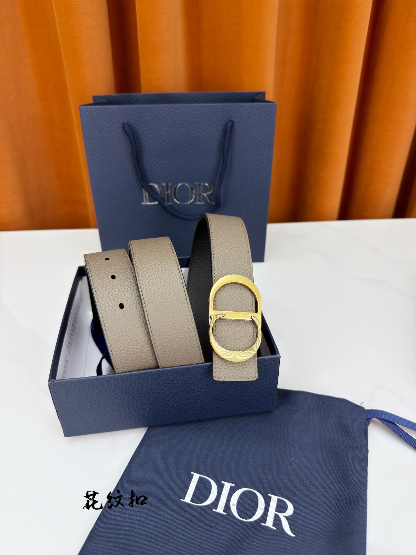 DIOR 3.5cm经典宽度，正装休闲皆宜。一面卡色 一面极简纯黑，CD金属扣细节彰显品味。一带两用，从