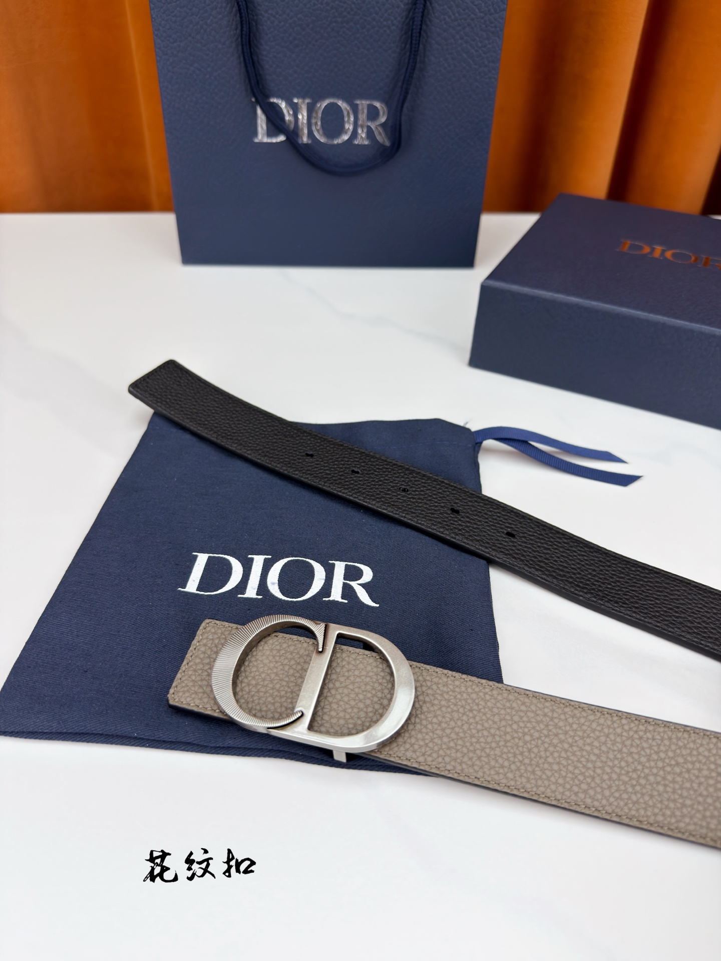 DIOR 3.5cm经典宽度，正装休闲皆宜。一面卡色 一面极简纯黑，CD金属扣细节彰显品味。一带两用，从