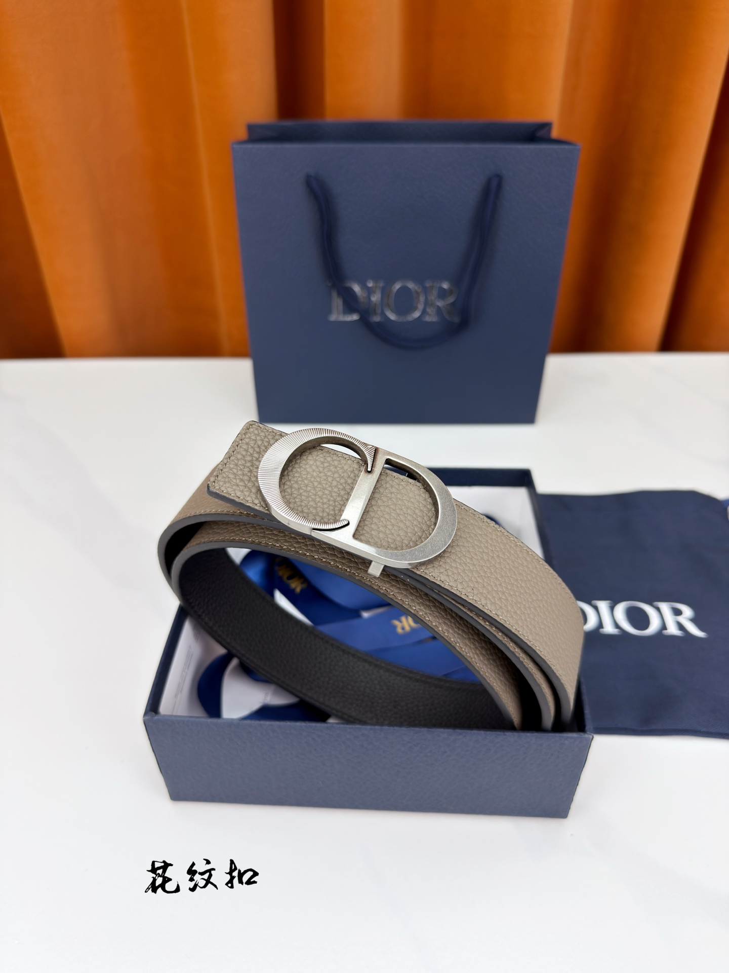 DIOR 3.5cm经典宽度，正装休闲皆宜。一面卡色 一面极简纯黑，CD金属扣细节彰显品味。一带两用，从