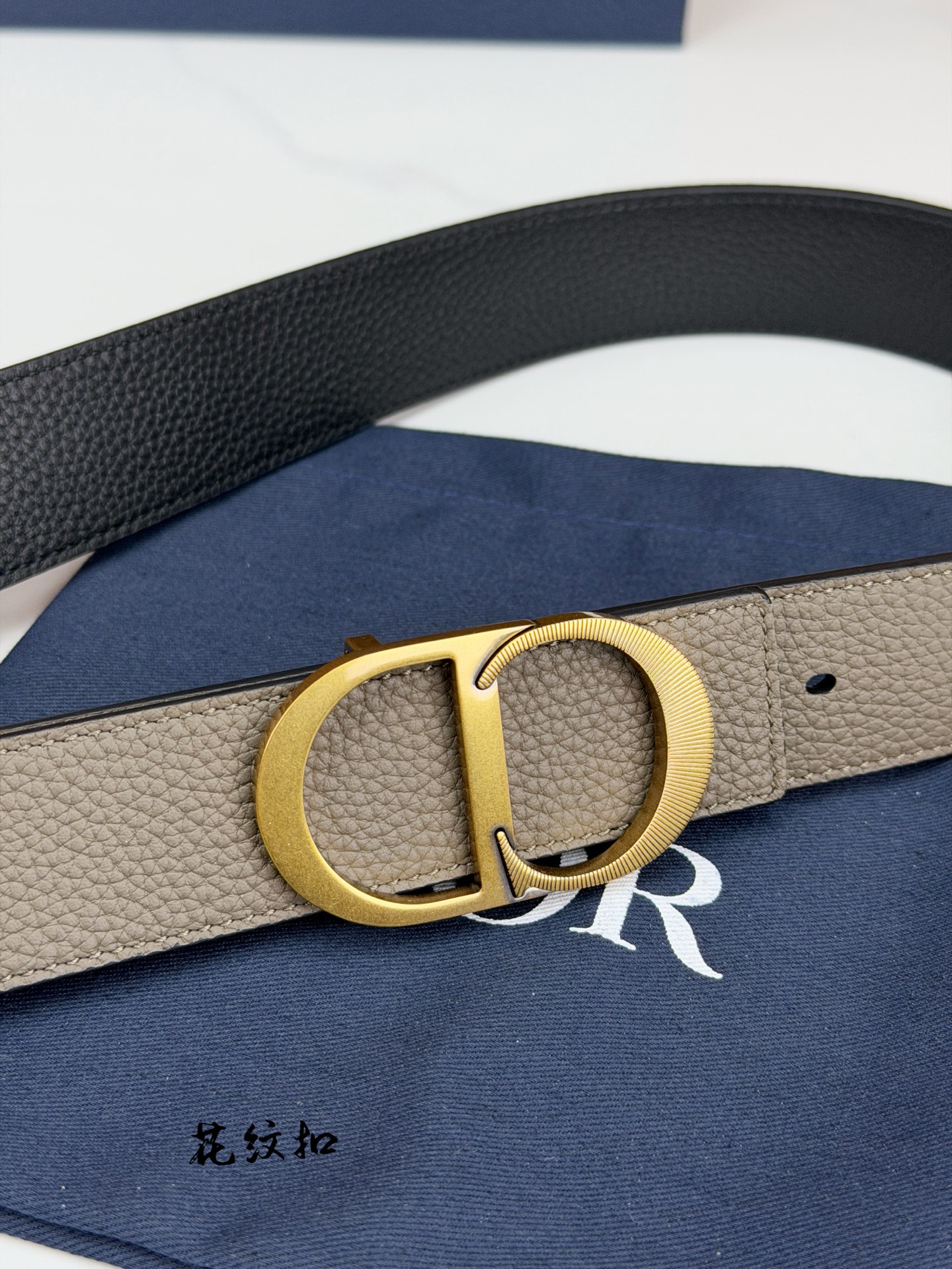 DIOR 3.5cm经典宽度，正装休闲皆宜。一面卡色 一面极简纯黑，CD金属扣细节彰显品味。一带两用，从