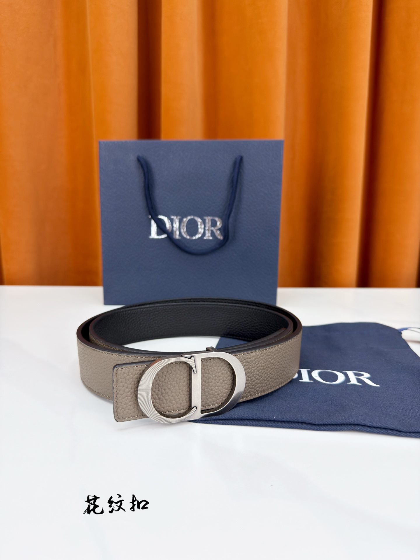 DIOR 3.5cm经典宽度，正装休闲皆宜。一面卡色 一面极简纯黑，CD金属扣细节彰显品味。一带两用，从