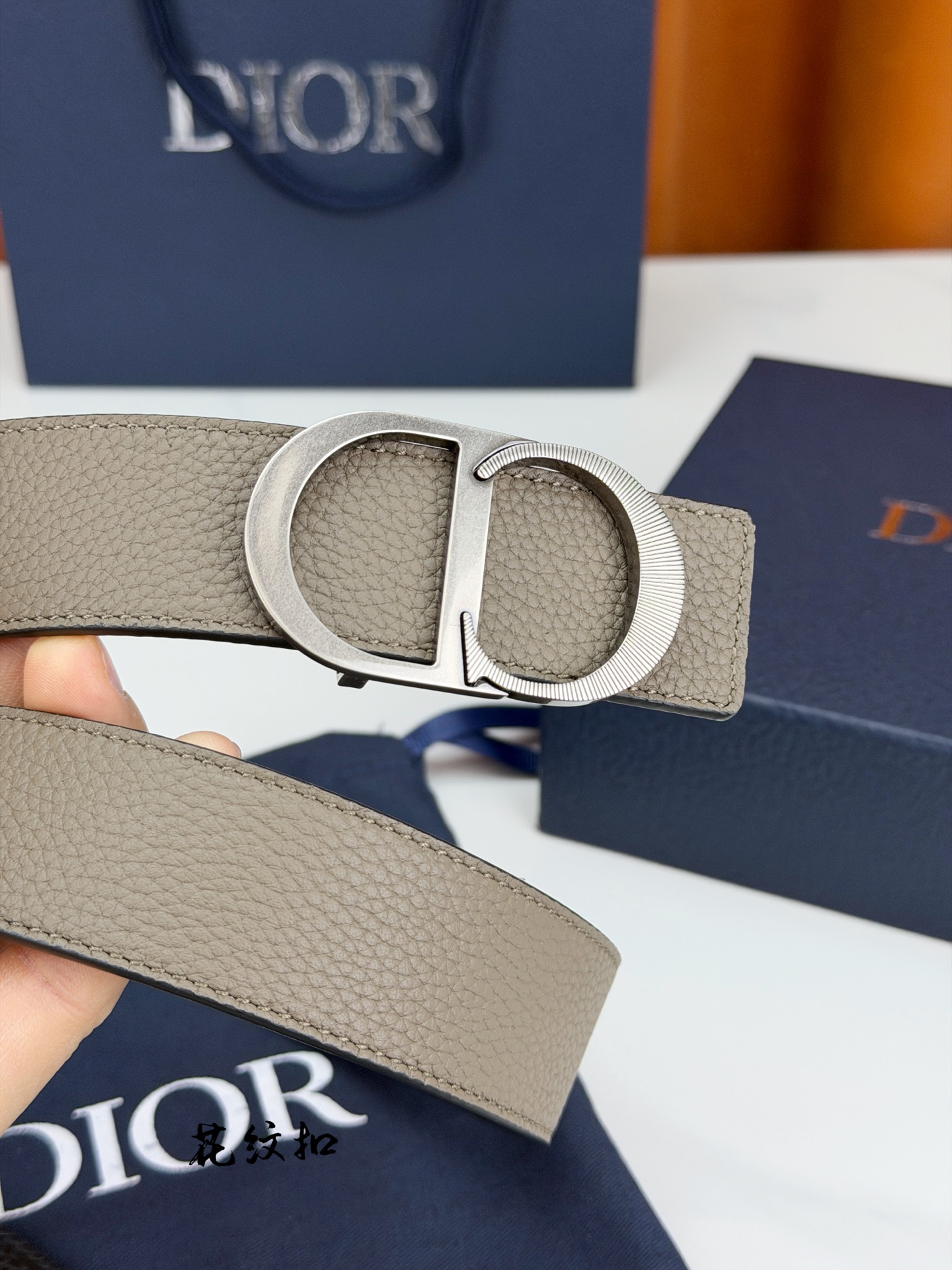 DIOR 3.5cm经典宽度，正装休闲皆宜。一面卡色 一面极简纯黑，CD金属扣细节彰显品味。一带两用，从