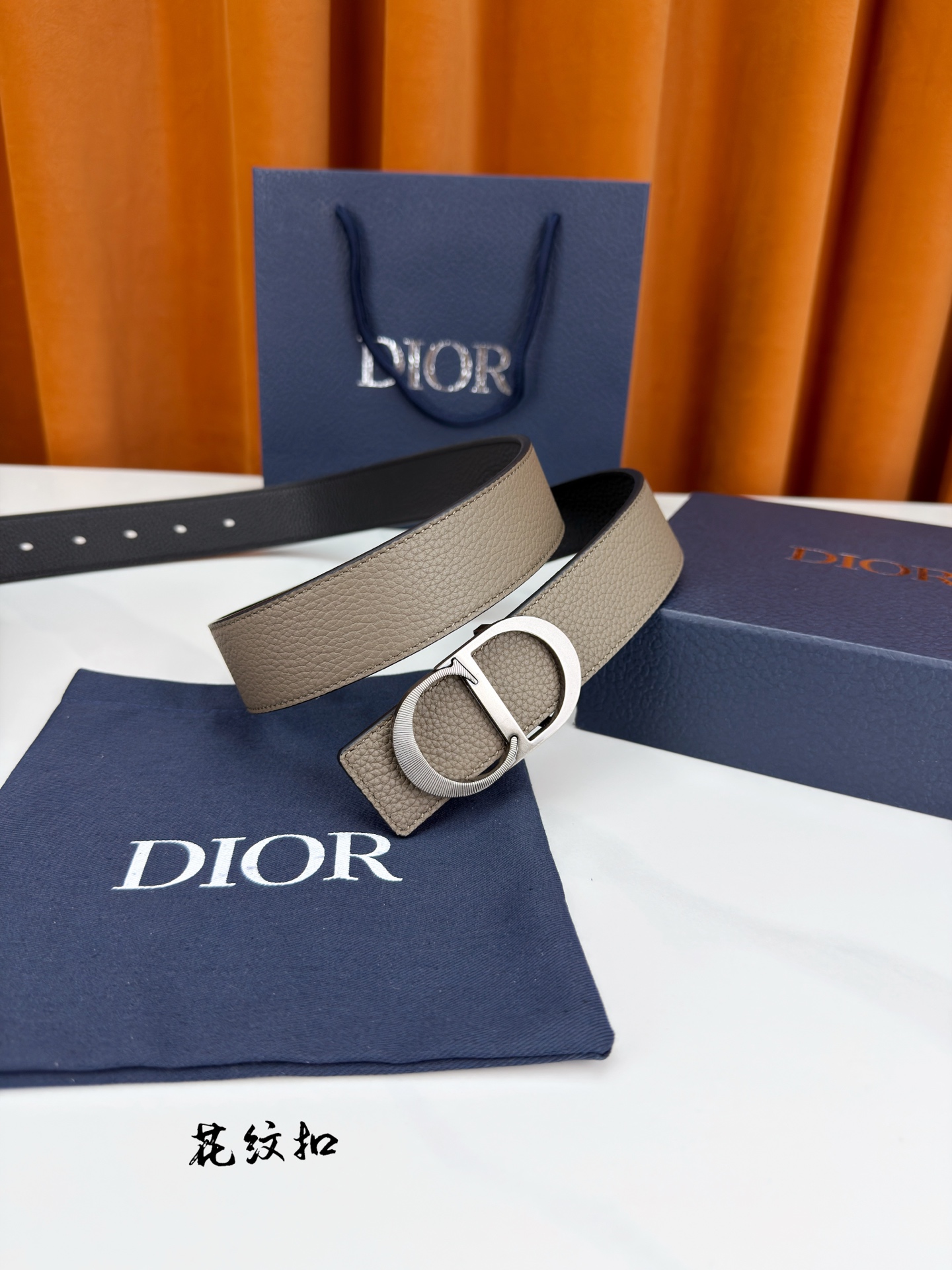 DIOR 3.5cm经典宽度，正装休闲皆宜。一面卡色 一面极简纯黑，CD金属扣细节彰显品味。一带两用，从