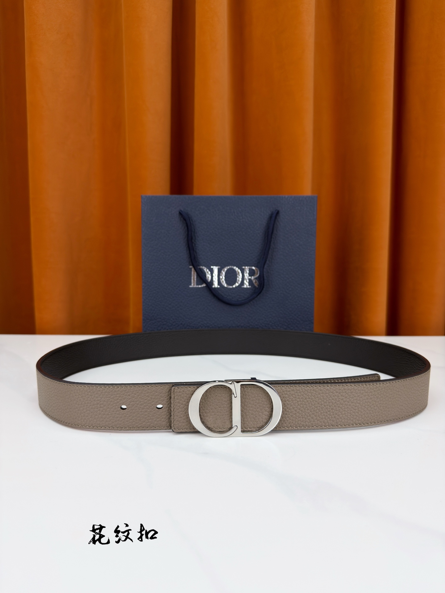 DIOR 3.5cm经典宽度，正装休闲皆宜。一面卡色 一面极简纯黑，CD金属扣细节彰显品味。一带两用，从
