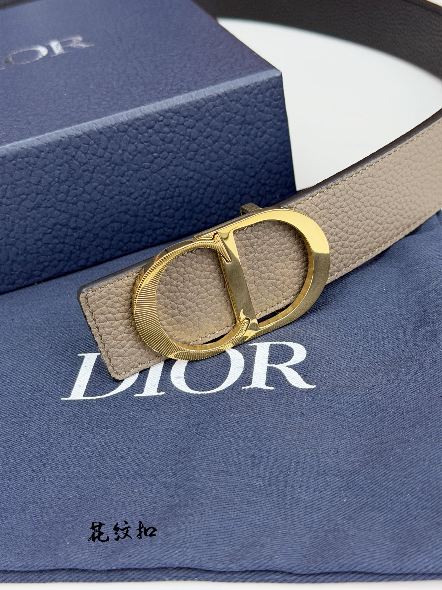 DIOR 3.5cm经典宽度，正装休闲皆宜。一面卡色 一面极简纯黑，CD金属扣细节彰显品味。一带两用，从