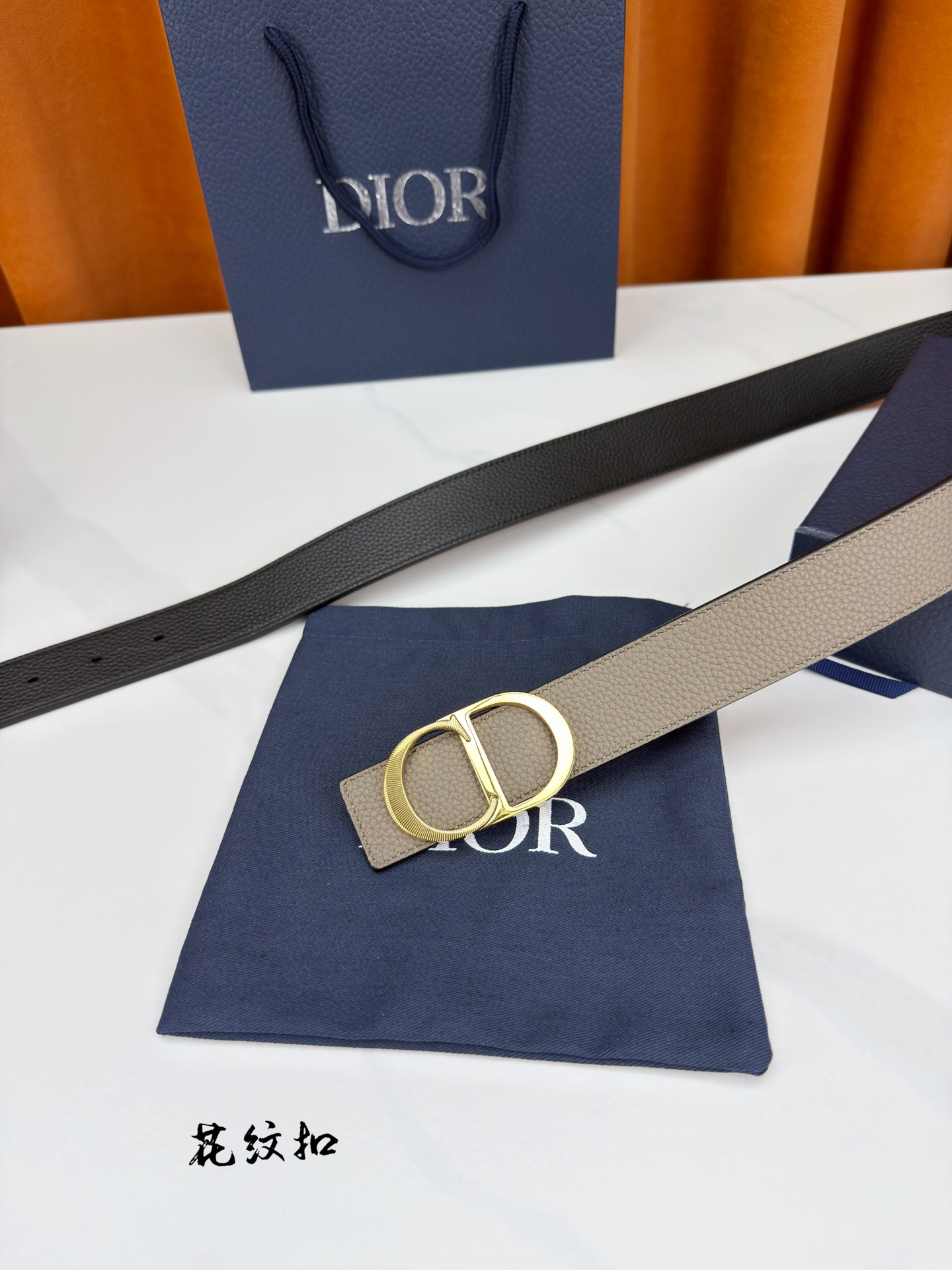 DIOR 3.5cm经典宽度，正装休闲皆宜。一面卡色 一面极简纯黑，CD金属扣细节彰显品味。一带两用，从