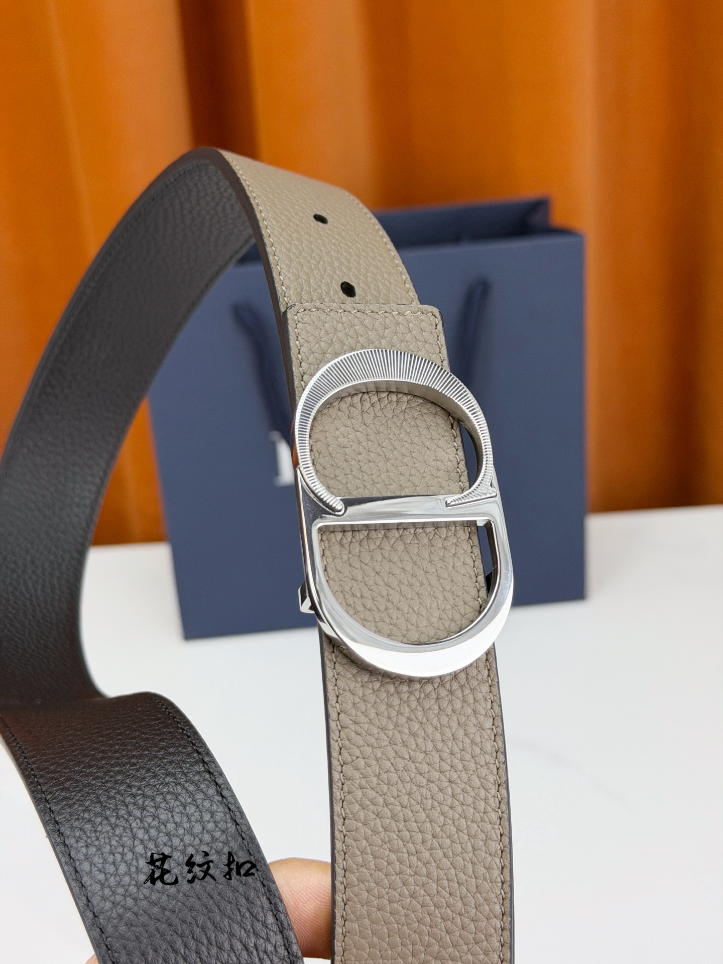 DIOR 3.5cm经典宽度，正装休闲皆宜。一面卡色 一面极简纯黑，CD金属扣细节彰显品味。一带两用，从