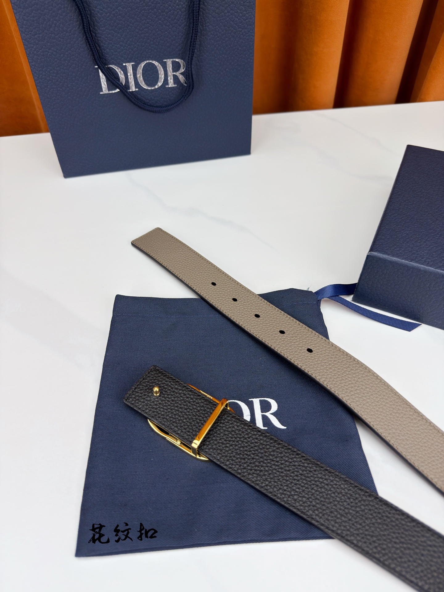 DIOR 3.5cm经典宽度，正装休闲皆宜。一面卡色 一面极简纯黑，CD金属扣细节彰显品味。一带两用，从