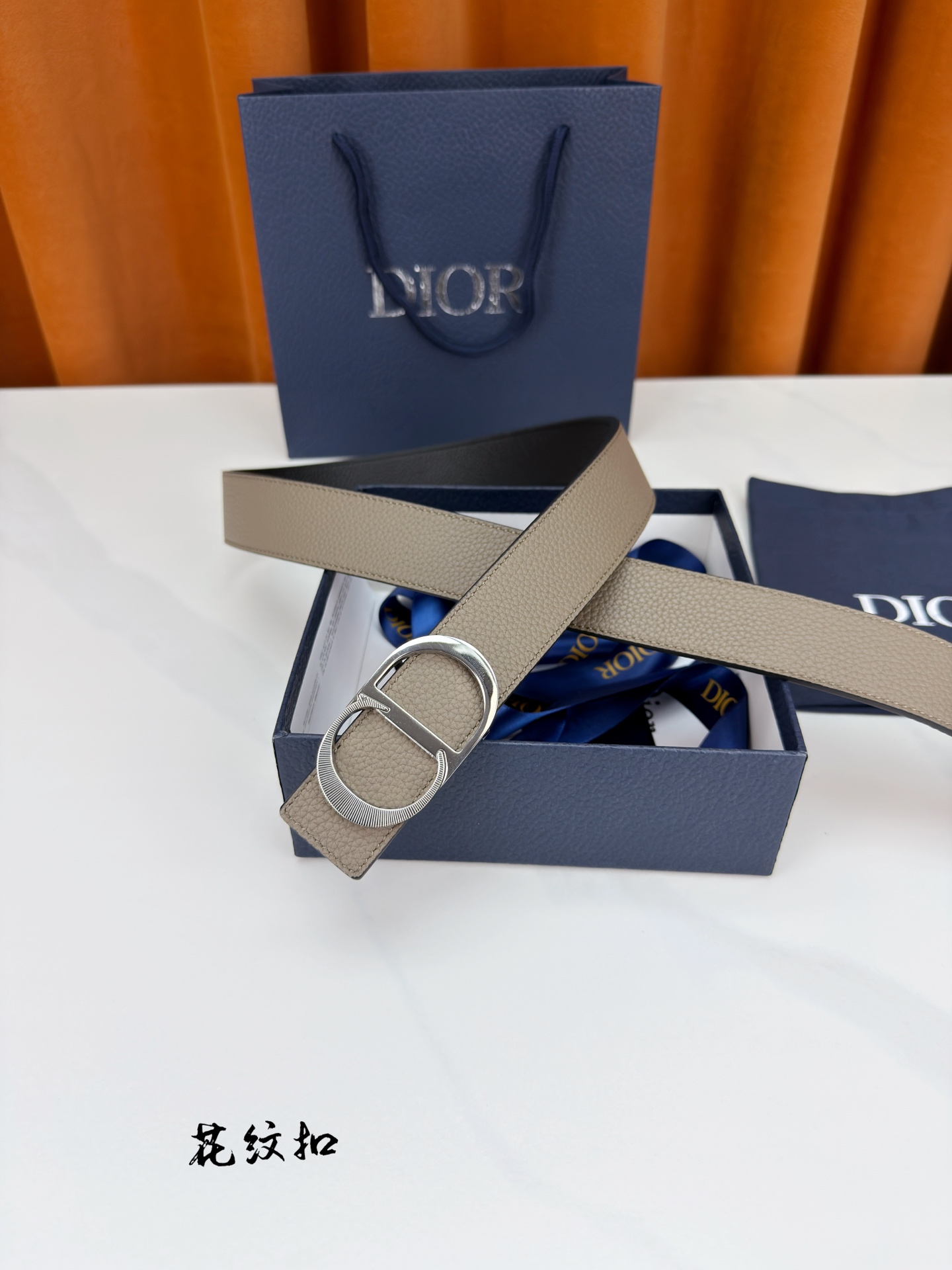 DIOR 3.5cm经典宽度，正装休闲皆宜。一面卡色 一面极简纯黑，CD金属扣细节彰显品味。一带两用，从