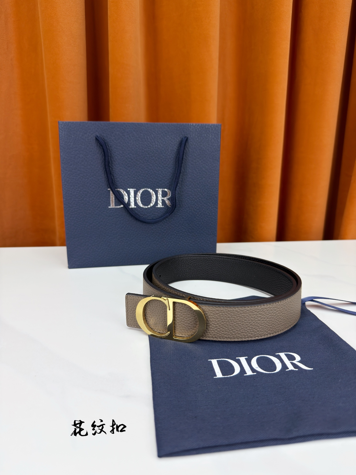 DIOR 3.5cm经典宽度，正装休闲皆宜。一面卡色 一面极简纯黑，CD金属扣细节彰显品味。一带两用，从