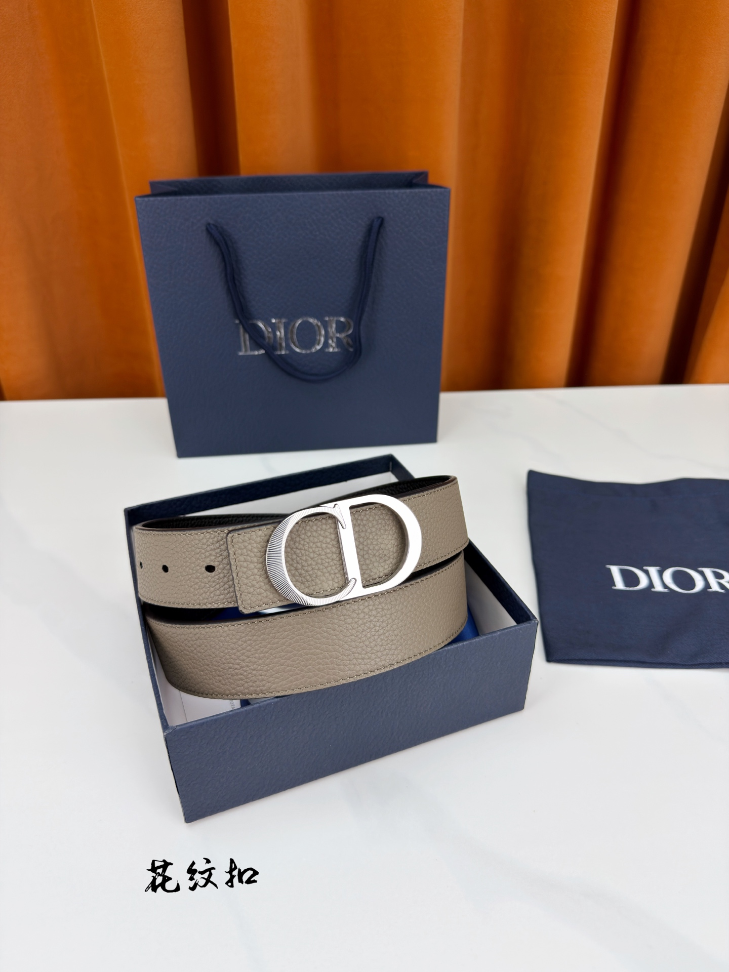 DIOR 3.5cm经典宽度，正装休闲皆宜。一面卡色 一面极简纯黑，CD金属扣细节彰显品味。一带两用，从