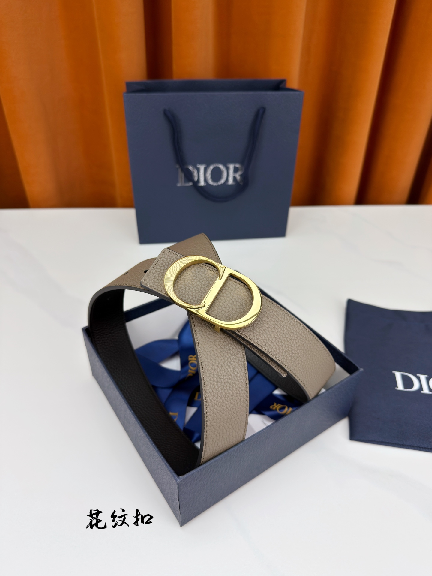 DIOR 3.5cm经典宽度，正装休闲皆宜。一面卡色 一面极简纯黑，CD金属扣细节彰显品味。一带两用，从