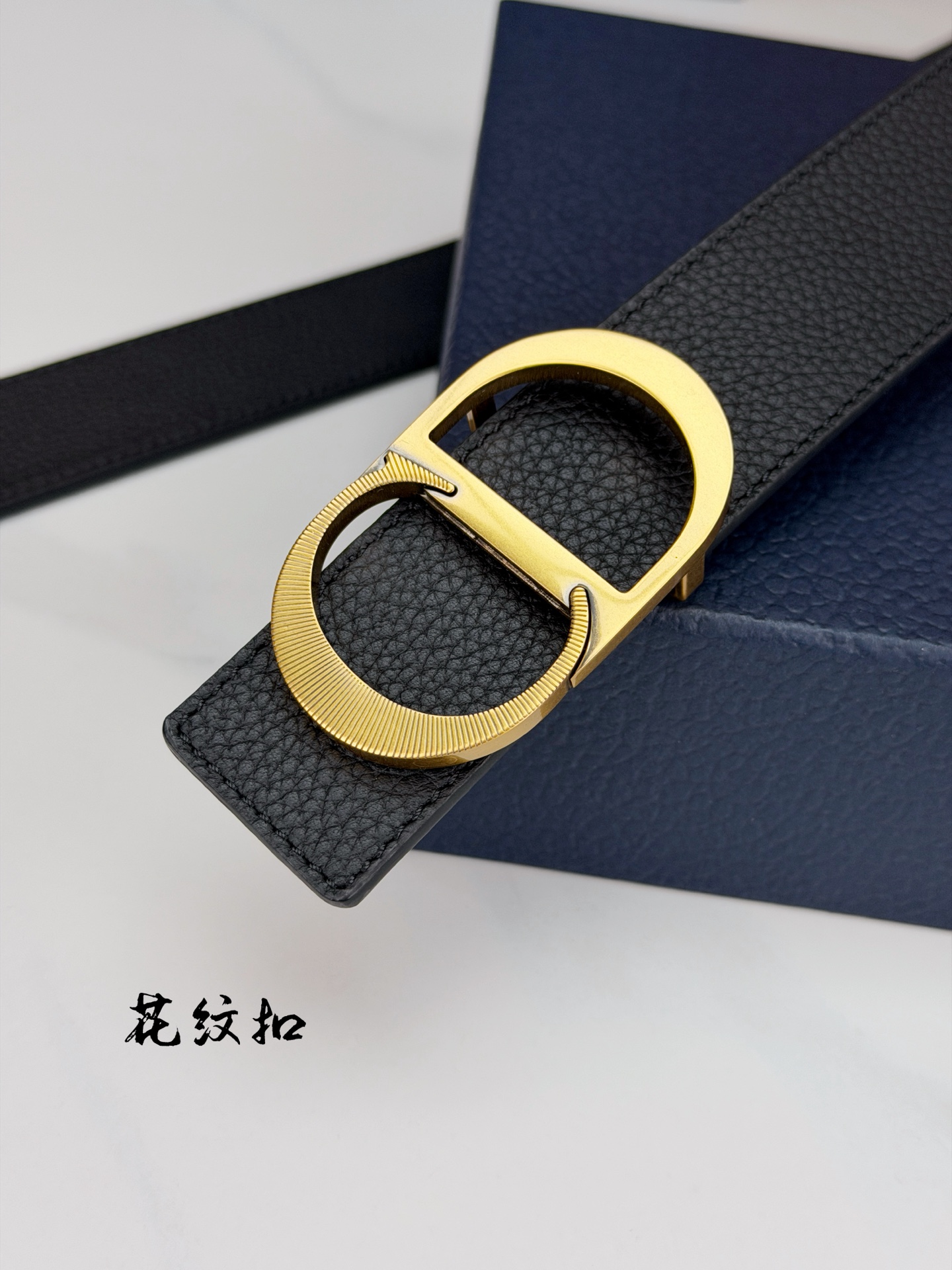 DIOR 3.5cm经典宽度，正装休闲皆宜。一面粒面一面极简纯黑，CD金属扣细节彰显品味。一带两用，从容