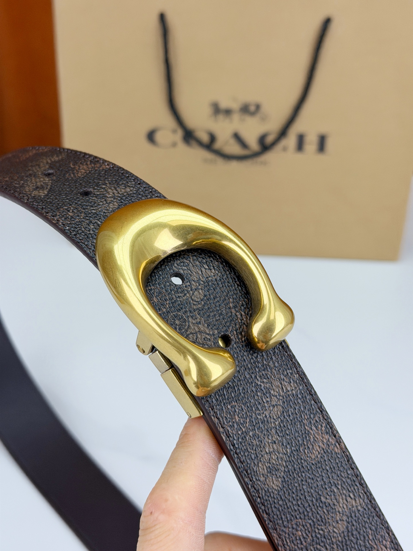 3.8cm宽度 优雅黄金比例 双面可用设计 一面经典老花 一面纯净皮革