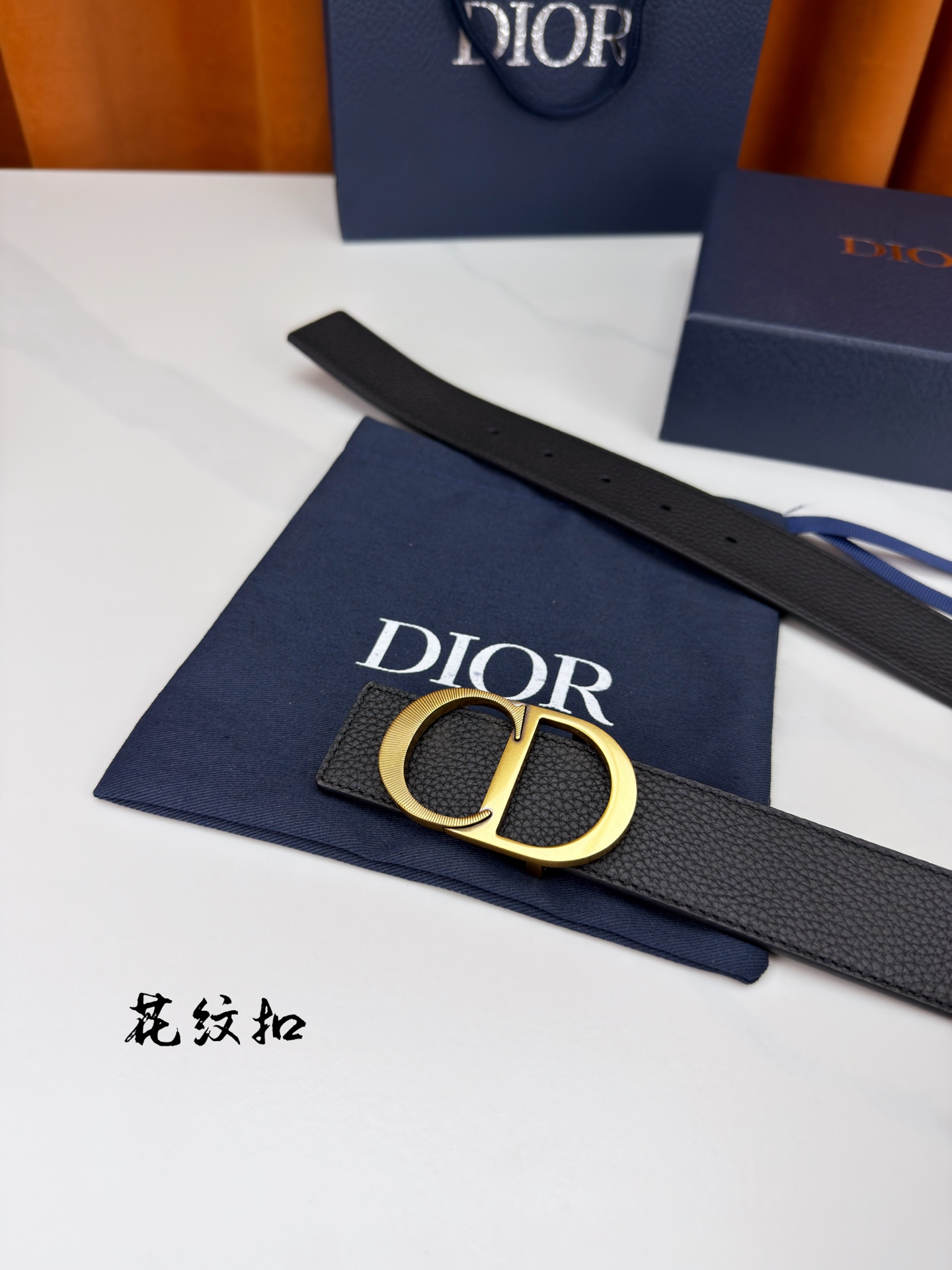 DIOR 3.5cm经典宽度，正装休闲皆宜。一面粒面一面极简纯黑，CD金属扣细节彰显品味。一带两用，从容