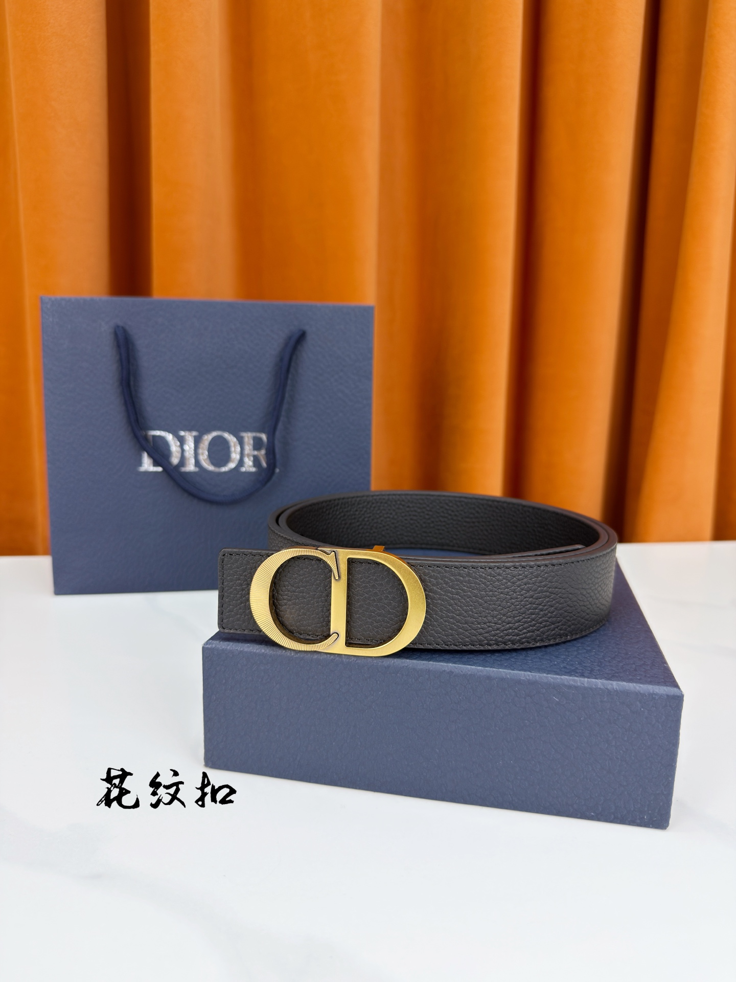 DIOR 3.5cm经典宽度，正装休闲皆宜。一面粒面一面极简纯黑，CD金属扣细节彰显品味。一带两用，从容