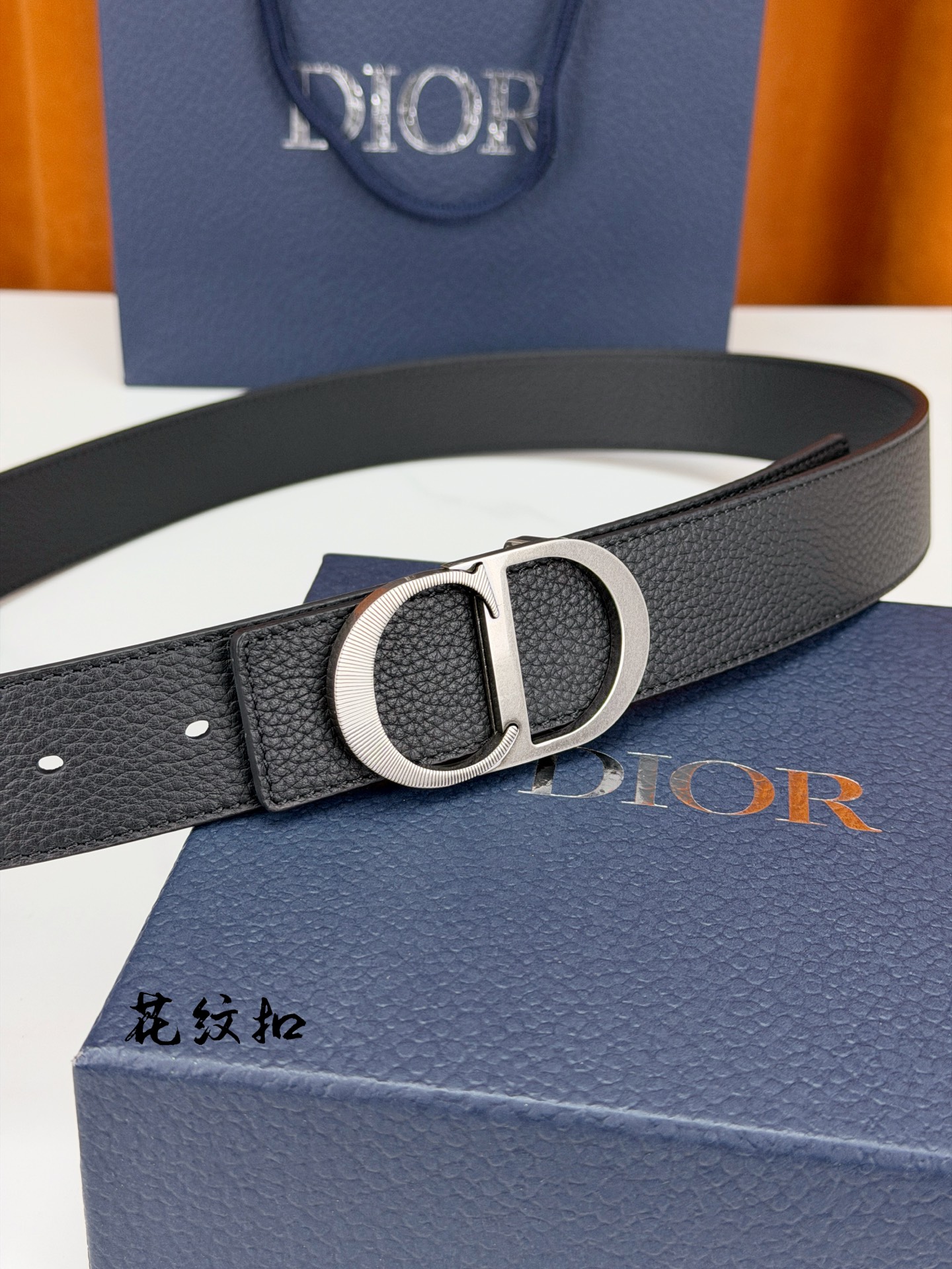 DIOR 3.5cm经典宽度，正装休闲皆宜。一面粒面一面极简纯黑，CD金属扣细节彰显品味。一带两用，从容
