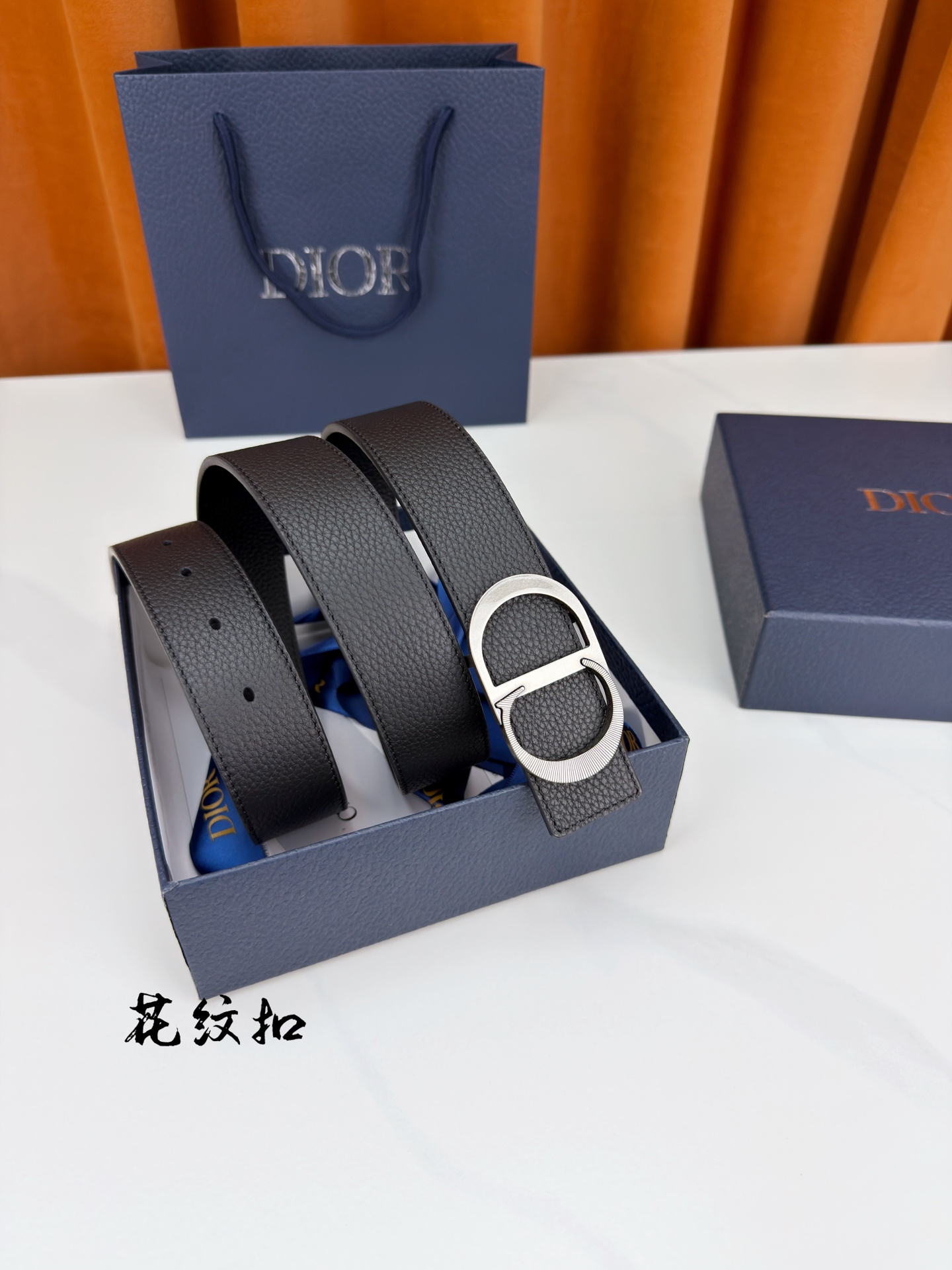 DIOR 3.5cm经典宽度，正装休闲皆宜。一面粒面一面极简纯黑，CD金属扣细节彰显品味。一带两用，从容
