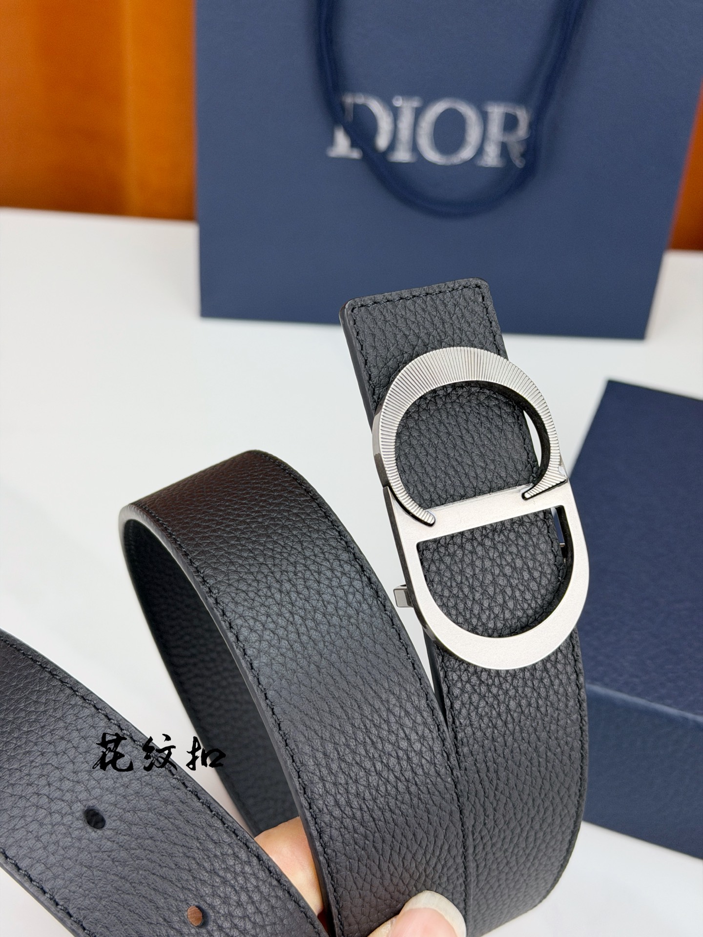 DIOR 3.5cm经典宽度，正装休闲皆宜。一面粒面一面极简纯黑，CD金属扣细节彰显品味。一带两用，从容