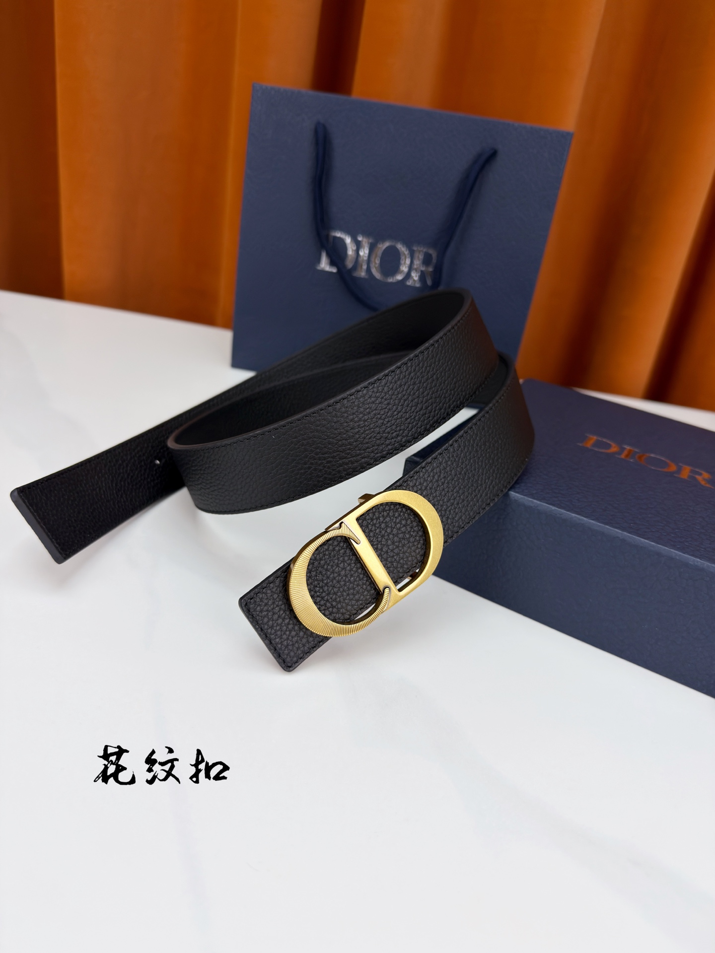DIOR 3.5cm经典宽度，正装休闲皆宜。一面粒面一面极简纯黑，CD金属扣细节彰显品味。一带两用，从容