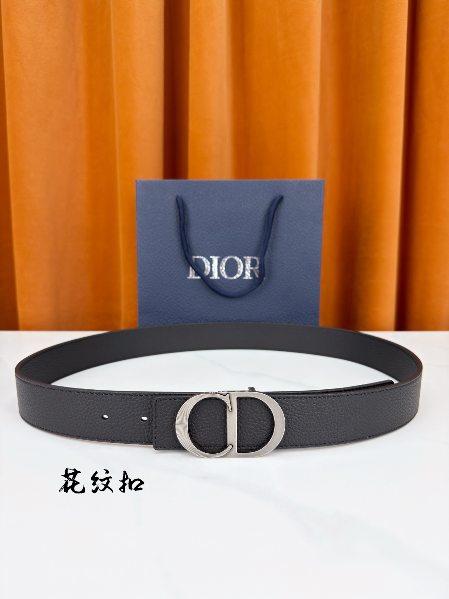 DIOR 3.5cm经典宽度，正装休闲皆宜。一面粒面一面极简纯黑，CD金属扣细节彰显品味。一带两用，从容