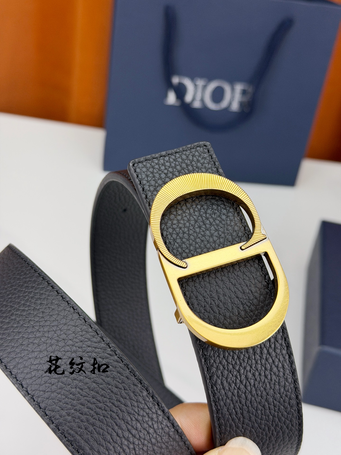 DIOR 3.5cm经典宽度，正装休闲皆宜。一面粒面一面极简纯黑，CD金属扣细节彰显品味。一带两用，从容