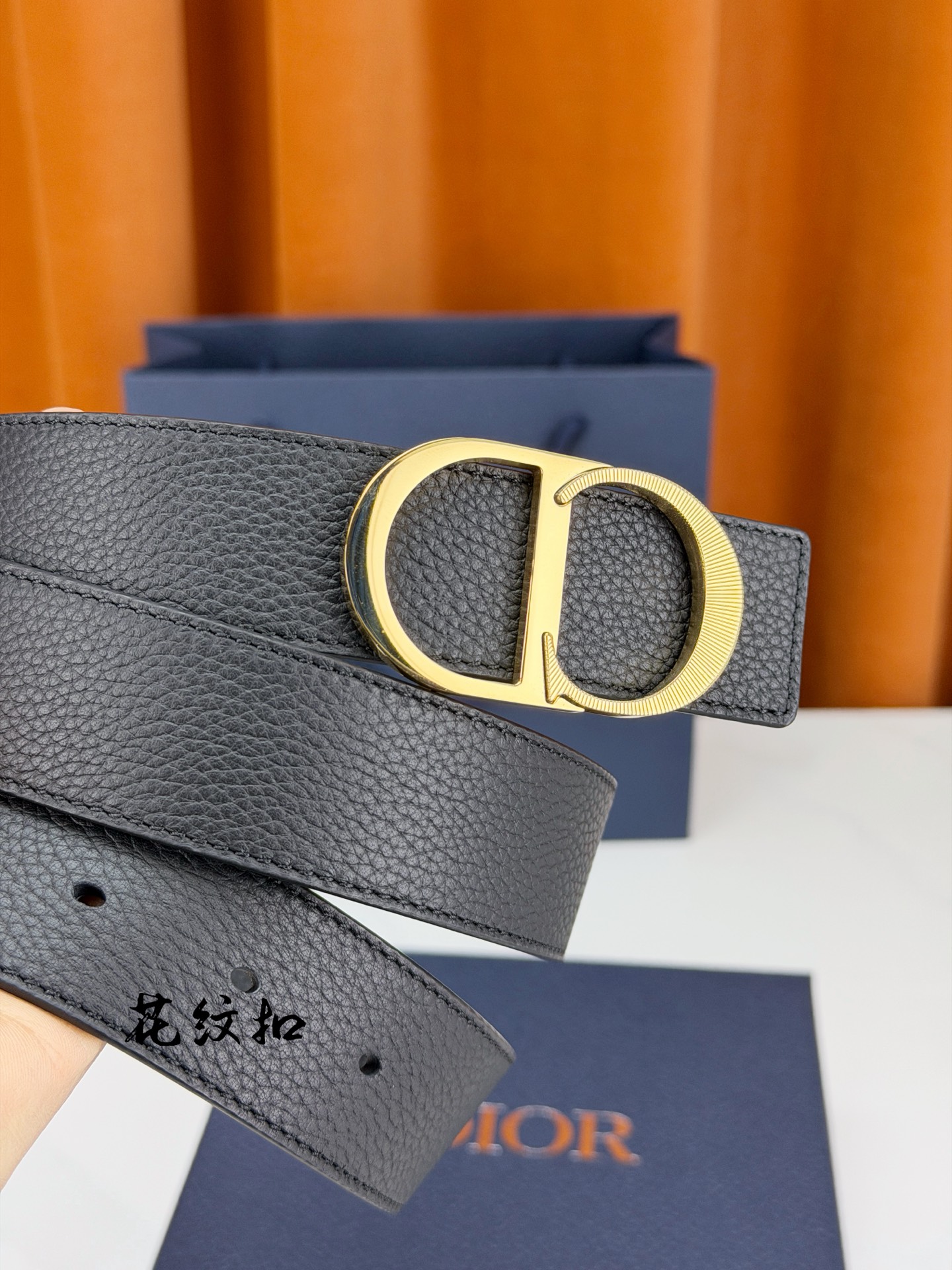 DIOR 3.5cm经典宽度，正装休闲皆宜。一面粒面一面极简纯黑，CD金属扣细节彰显品味。一带两用，从容