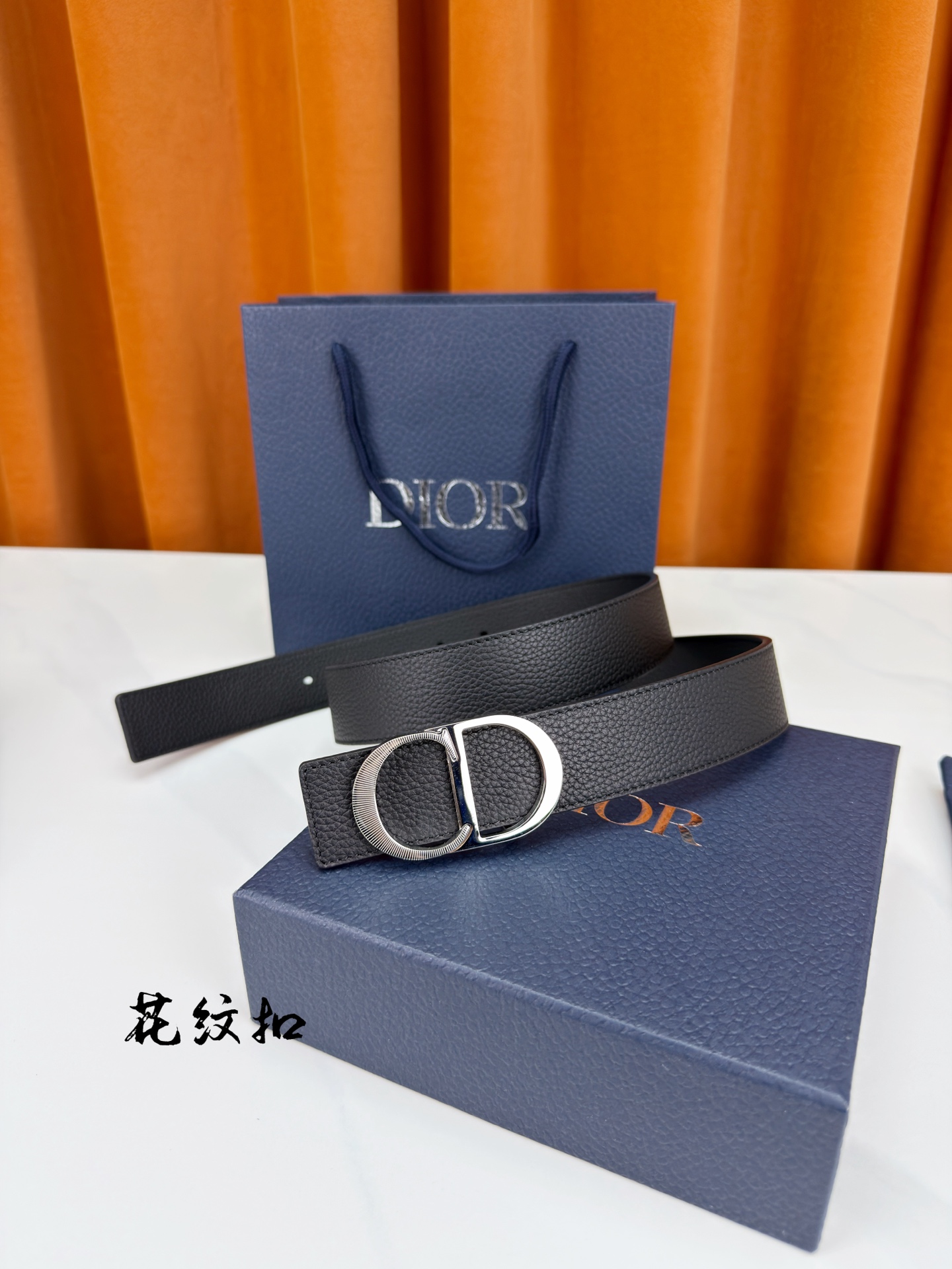 DIOR 3.5cm经典宽度，正装休闲皆宜。一面粒面一面极简纯黑，CD金属扣细节彰显品味。一带两用，从容
