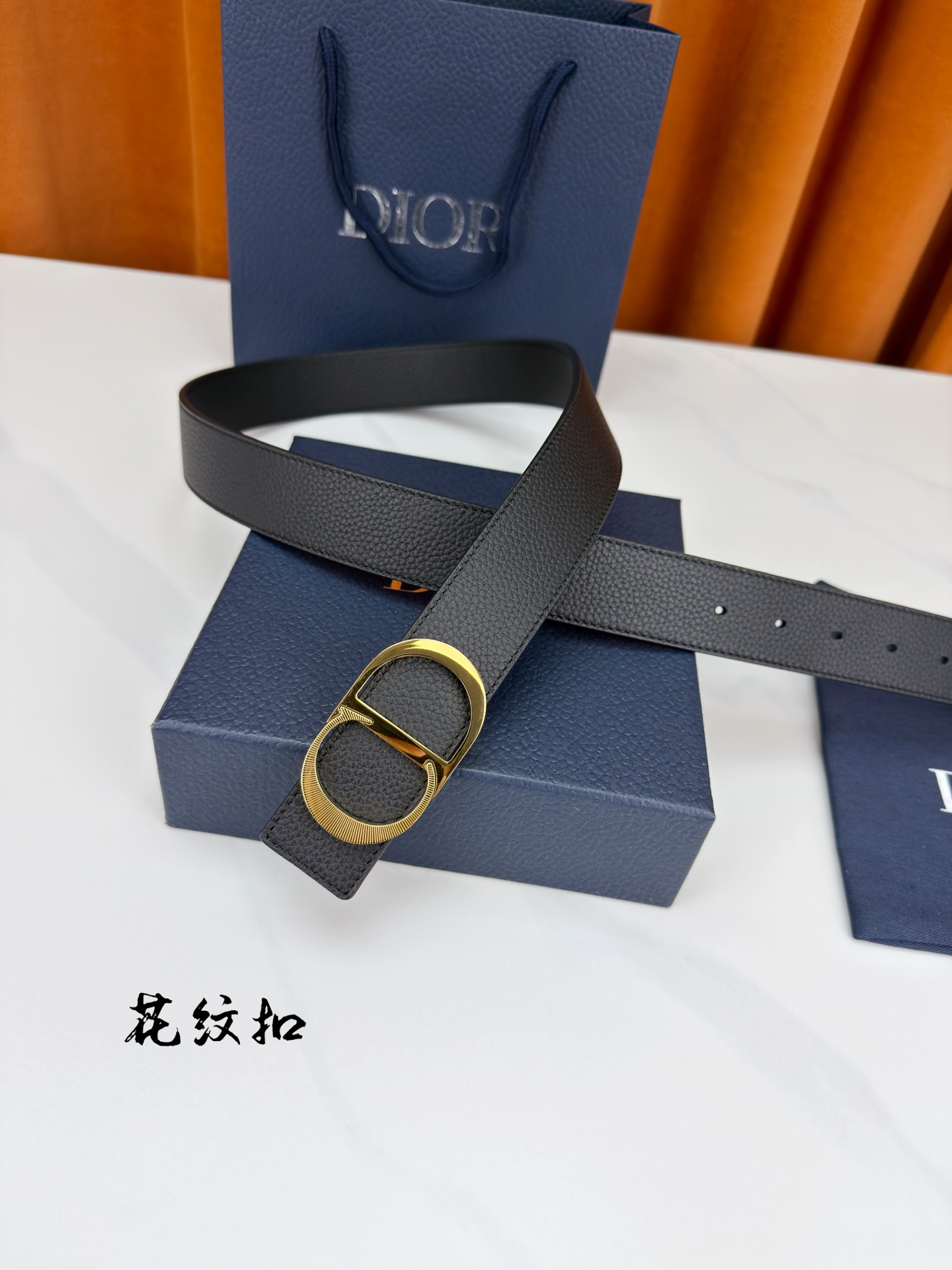 DIOR 3.5cm经典宽度，正装休闲皆宜。一面粒面一面极简纯黑，CD金属扣细节彰显品味。一带两用，从容